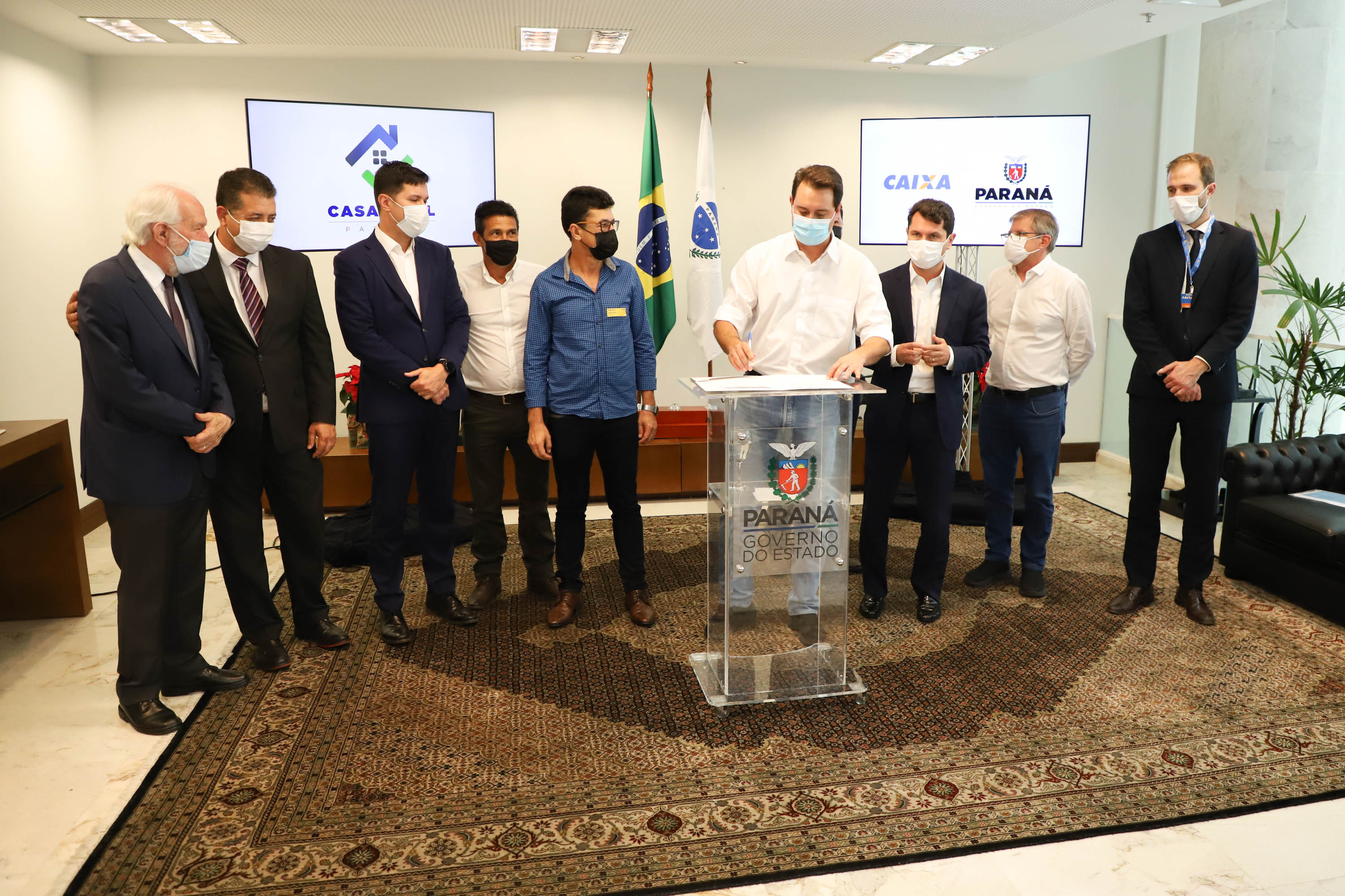 O governador Carlos Massa Ratinho Junior assinou nesta terça-feira (23) a liberação de mais R$ 71,7 milhões para o programa Casa Fácil Paraná, que financia o valor de entrada de moradias a famílias com renda de até três salários mínimos. Alvorada do Sul. Foto: Ari Dias/ AEN.