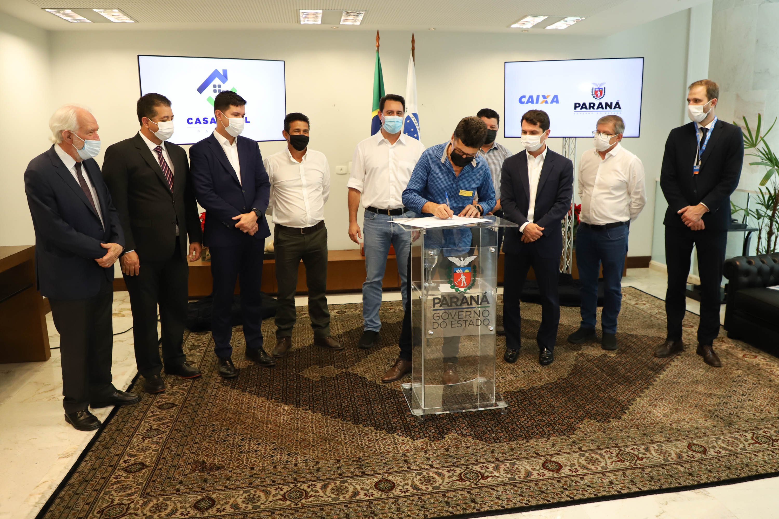 O governador Carlos Massa Ratinho Junior assinou nesta terça-feira (23) a liberação de mais R$ 71,7 milhões para o programa Casa Fácil Paraná, que financia o valor de entrada de moradias a famílias com renda de até três salários mínimos. Alvorada do Sul. Foto: Ari Dias/ AEN.