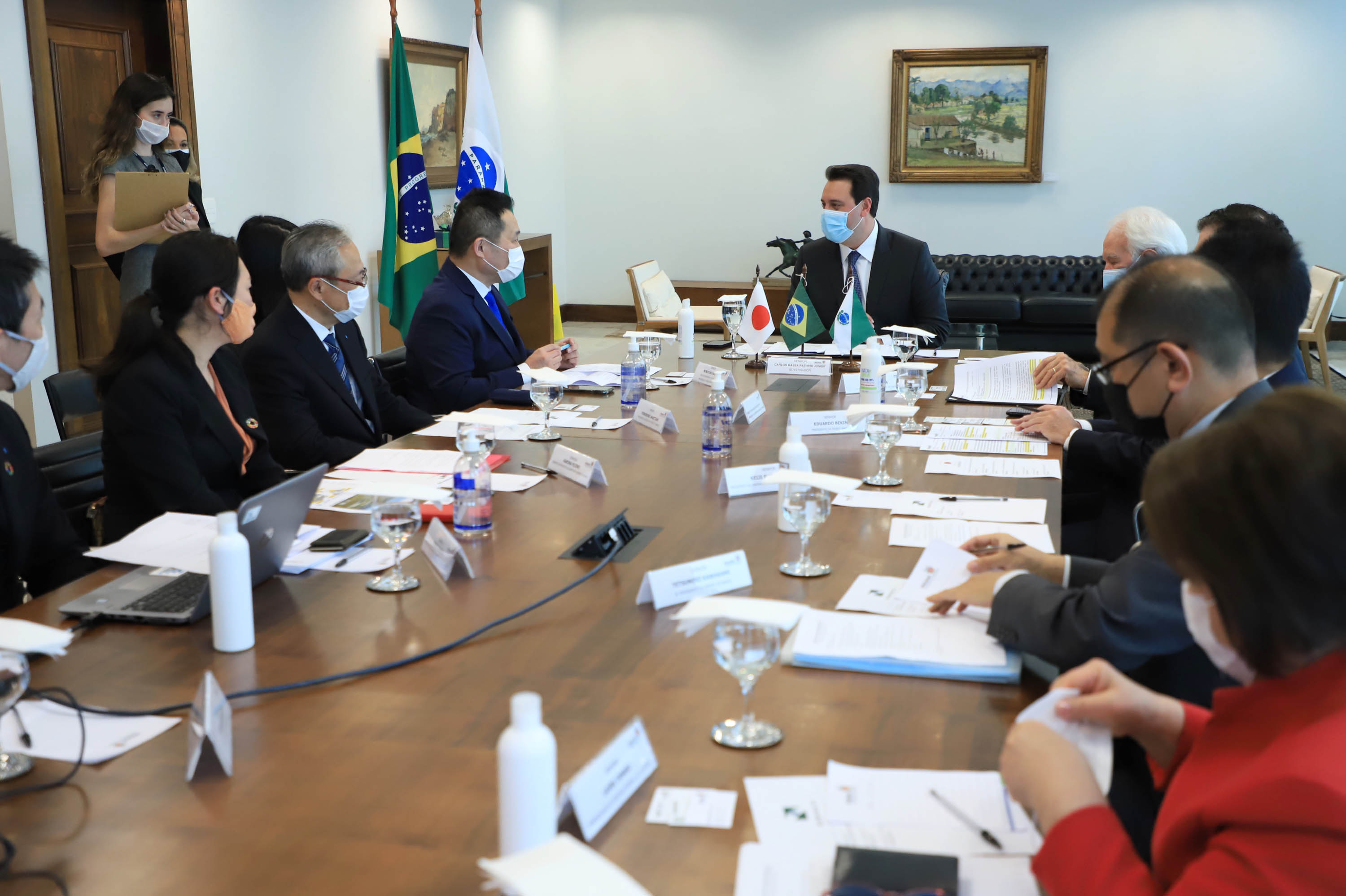 A industrialização avança a passos largos para os municípios menos populosos do Paraná. Um levantamento da Invest Paraná, braço do Governo do Estado responsável pela prospecção e atração de investimentos, a partir das licenças emitidas revela que as cidades de menor porte atraíram aplicações de R$ 15,9 bilhões da iniciativa privada desde 2019. Dentro deste pacote estão 483 ações em localidades de porte médio (R$ 2 bilhões e 95 acordos), pequeno (R$ 13,65 bilhões e 359 acordos) e micro (R$ 256 milhões em 29