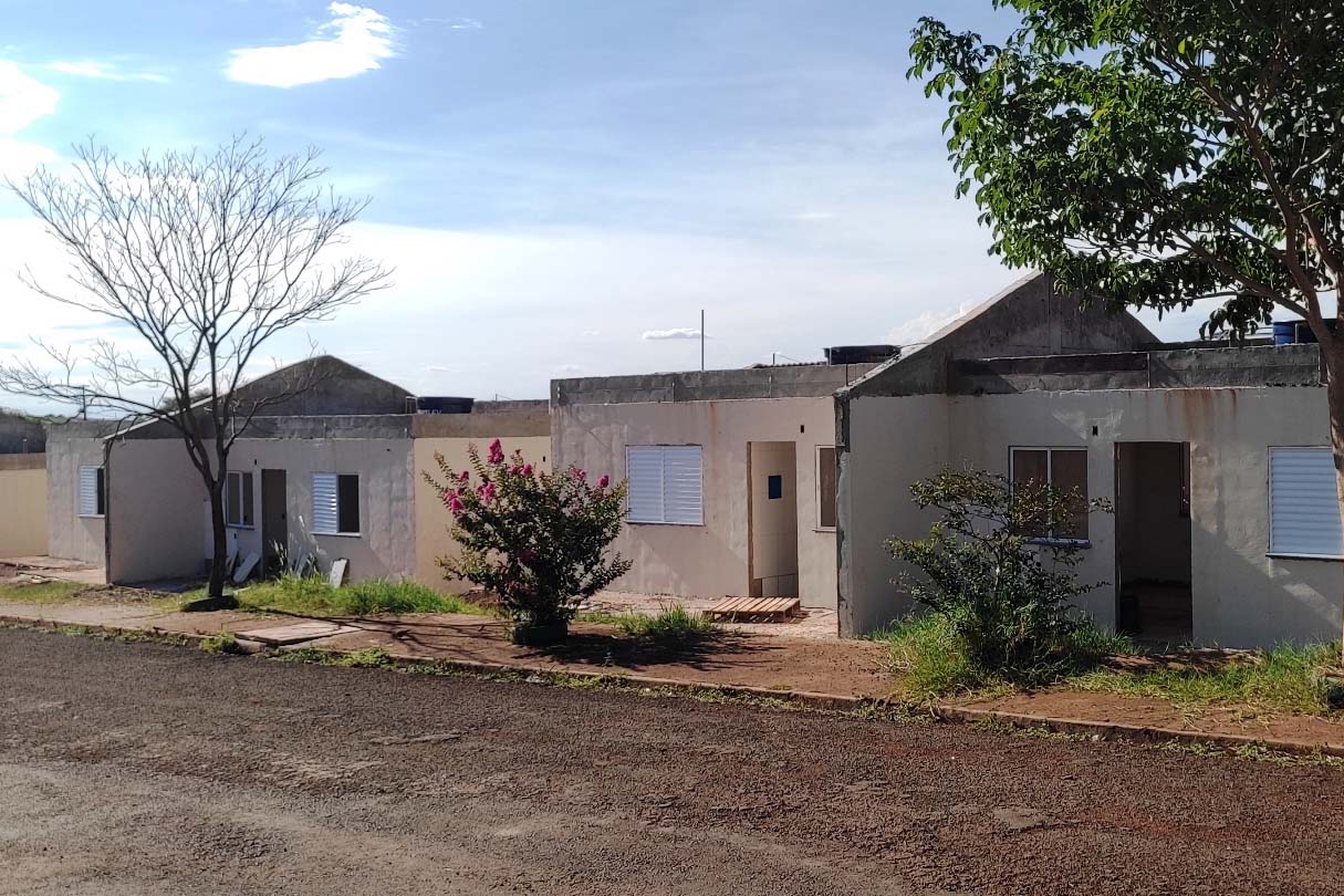 Terminam na próxima terça-feira (30) as inscrições para habilitação dos interessados em participar da seleção das 40 moradias do condomínio para idosos em construção em Cornélio Procópio, no Norte Pioneior. O empreendimento recebeu mais de R$ 3,3 milhões do Governo do Estado por meio do programa Casa Fácil Paraná, na modalidade Viver Mais, e as obras já ultrapassaram 52% de conclusão. (Foto: Michael Faleiros/Cohapar)