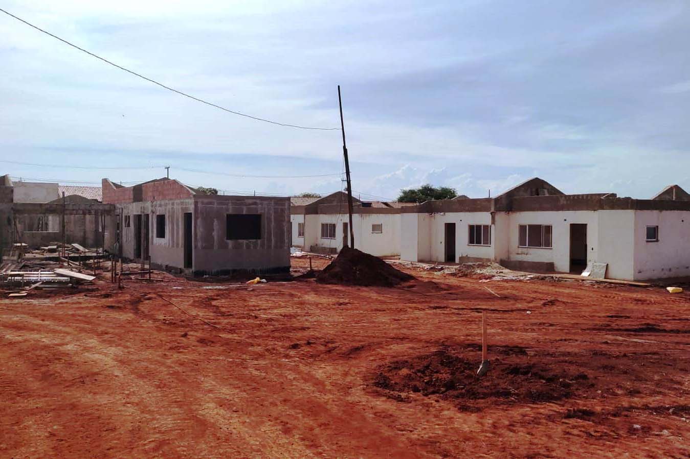 Terminam na próxima terça-feira (30) as inscrições para habilitação dos interessados em participar da seleção das 40 moradias do condomínio para idosos em construção em Cornélio Procópio, no Norte Pioneior. O empreendimento recebeu mais de R$ 3,3 milhões do Governo do Estado por meio do programa Casa Fácil Paraná, na modalidade Viver Mais, e as obras já ultrapassaram 52% de conclusão. (Foto: Michael Faleiros/Cohapar)