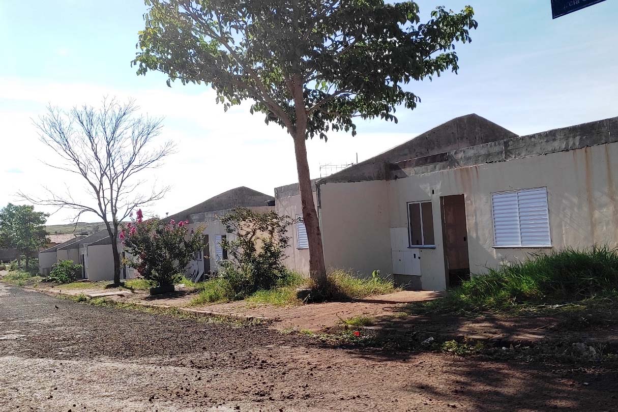 Terminam na próxima terça-feira (30) as inscrições para habilitação dos interessados em participar da seleção das 40 moradias do condomínio para idosos em construção em Cornélio Procópio, no Norte Pioneior. O empreendimento recebeu mais de R$ 3,3 milhões do Governo do Estado por meio do programa Casa Fácil Paraná, na modalidade Viver Mais, e as obras já ultrapassaram 52% de conclusão. (Foto: Michael Faleiros/Cohapar)