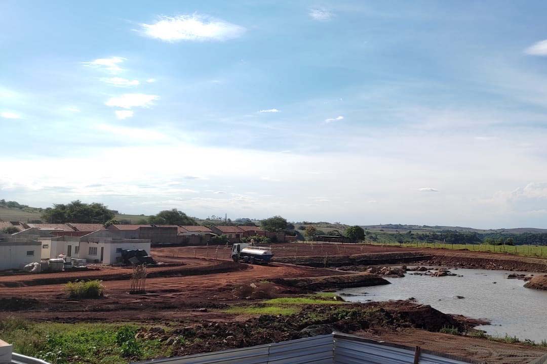 Terminam na próxima terça-feira (30) as inscrições para habilitação dos interessados em participar da seleção das 40 moradias do condomínio para idosos em construção em Cornélio Procópio, no Norte Pioneior. O empreendimento recebeu mais de R$ 3,3 milhões do Governo do Estado por meio do programa Casa Fácil Paraná, na modalidade Viver Mais, e as obras já ultrapassaram 52% de conclusão. (Foto: Michael Faleiros/Cohapar)