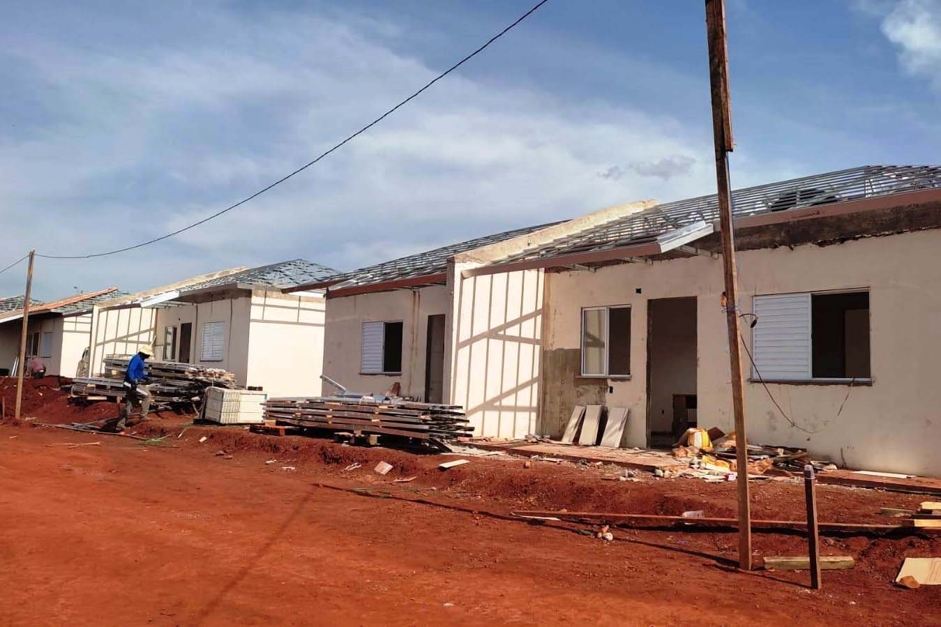 Terminam na próxima terça-feira (30) as inscrições para habilitação dos interessados em participar da seleção das 40 moradias do condomínio para idosos em construção em Cornélio Procópio, no Norte Pioneior. O empreendimento recebeu mais de R$ 3,3 milhões do Governo do Estado por meio do programa Casa Fácil Paraná, na modalidade Viver Mais, e as obras já ultrapassaram 52% de conclusão. (Foto: Michael Faleiros/Cohapar)