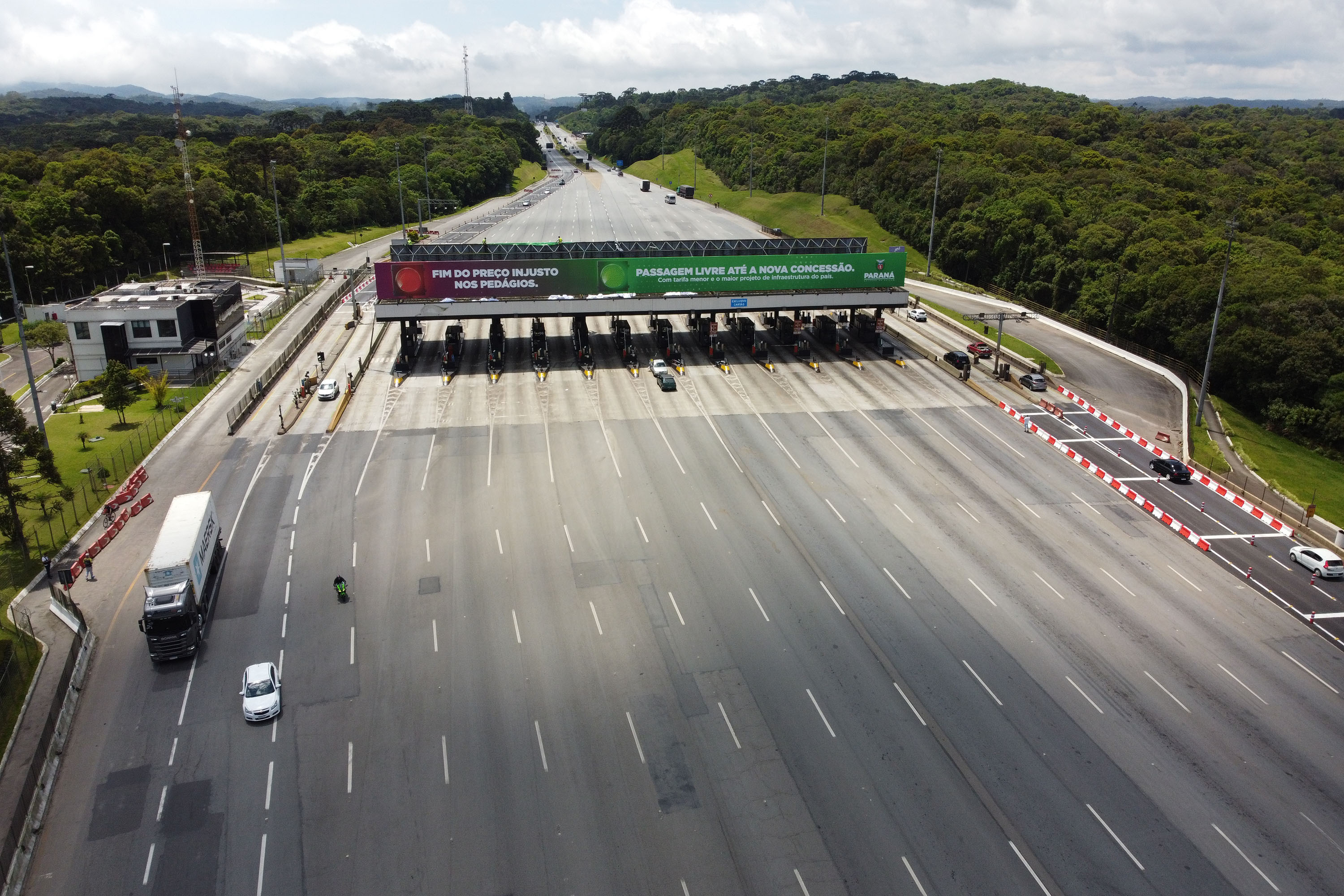 Encerramento dos atuais contratos de concessão de rodovias no Paraná. Abertura das catracas da praça de pedágio da Ecovia, na BR-277, em São José dos Pinhais, ocorrida à 0h00 deste domingo. - Curitiba, 28/11/2021 - Foto: Ari Dias/AEN