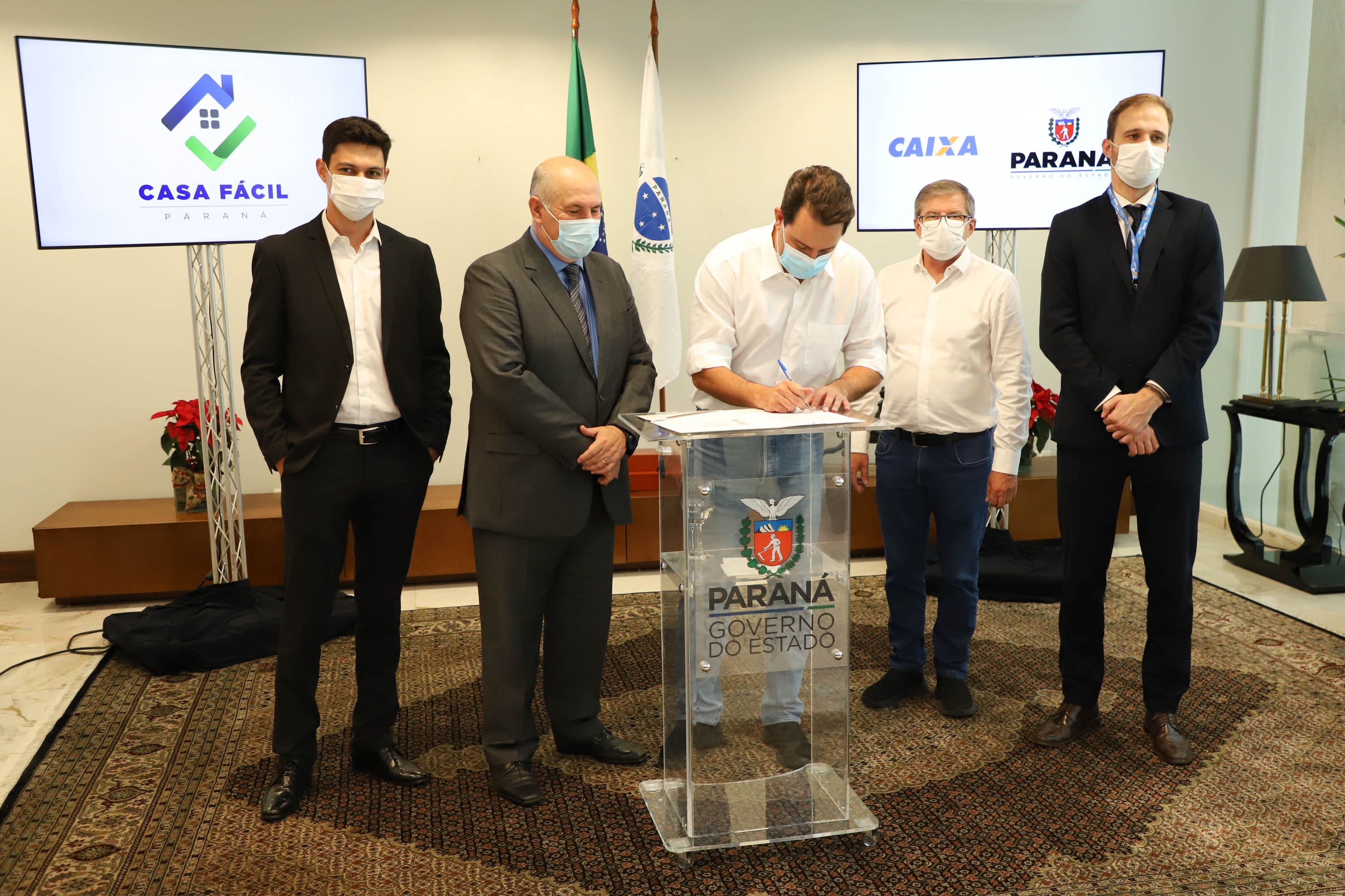 O governador Carlos Massa Ratinho Junior assinou nesta terça-feira (23) a liberação de mais R$ 71,7 milhões para o programa Casa Fácil Paraná, que financia o valor de entrada de moradias a famílias com renda de até três salários mínimos. São José dos Pinhais. Foto: Ari Dias/ AEN.