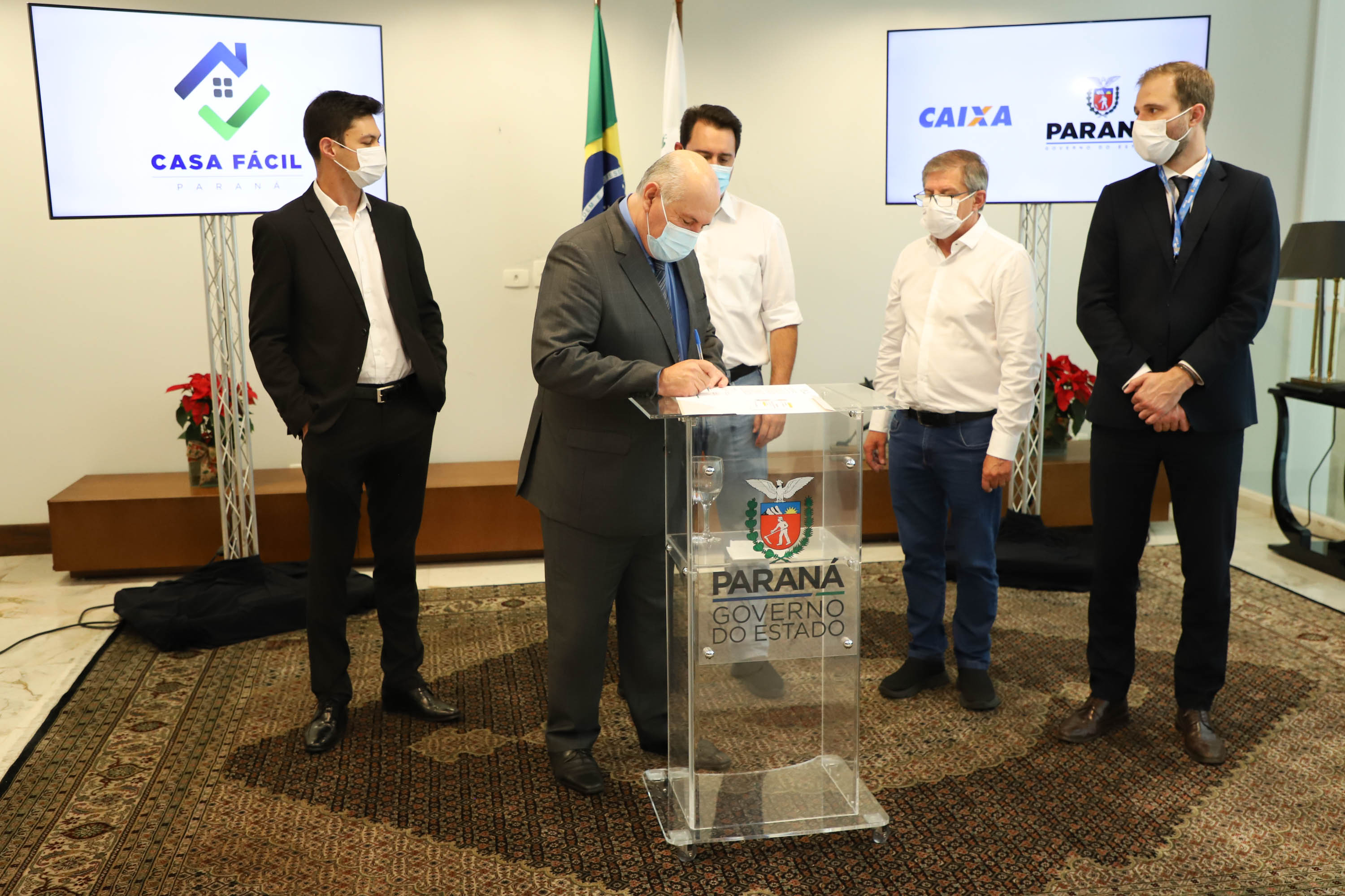 O governador Carlos Massa Ratinho Junior assinou nesta terça-feira (23) a liberação de mais R$ 71,7 milhões para o programa Casa Fácil Paraná, que financia o valor de entrada de moradias a famílias com renda de até três salários mínimos. São José dos Pinhais. Foto: Ari Dias/ AEN.