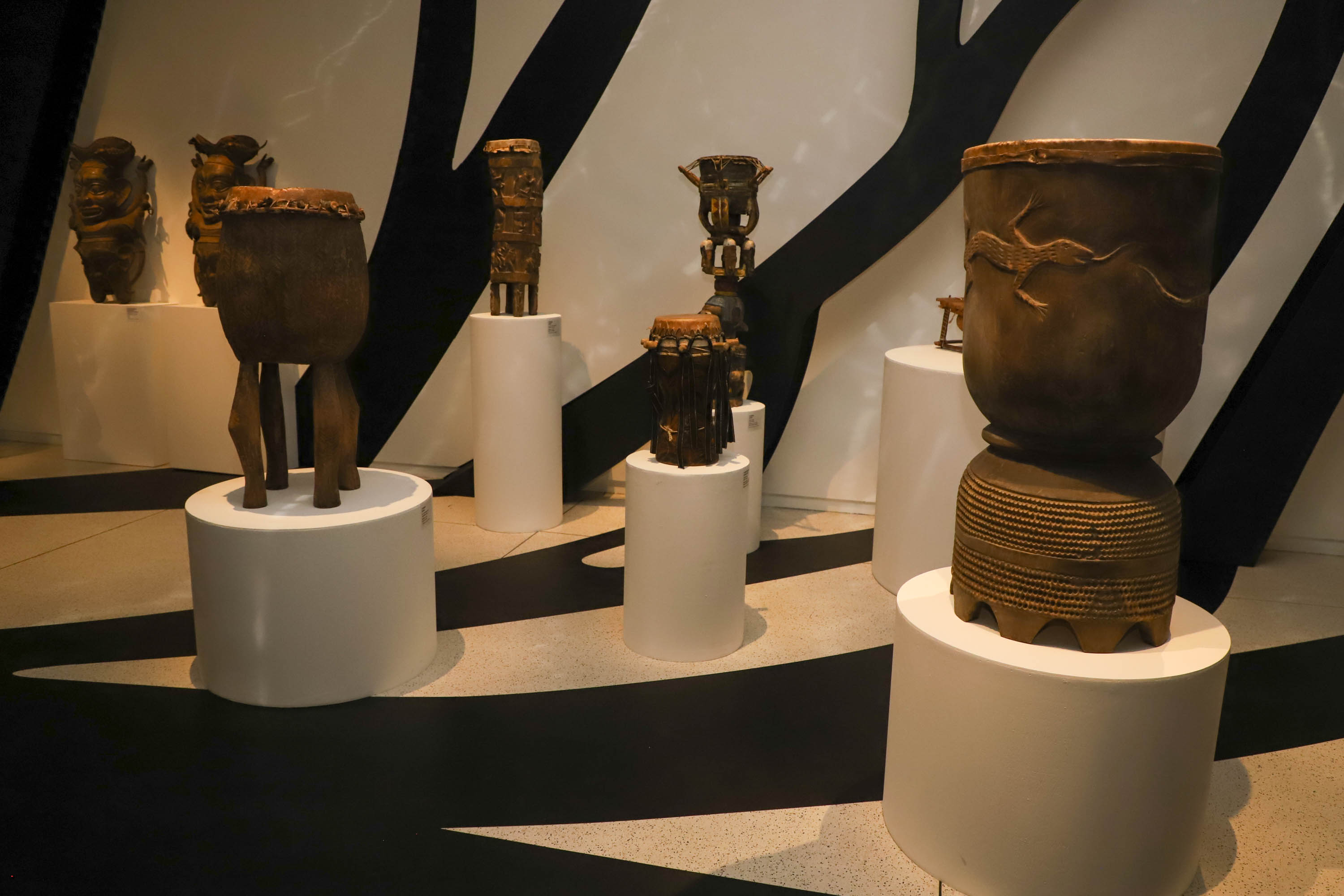 Exposição de parte do acervo "África" no MON, em Curitiba. Foto: Ari Dias/AEN