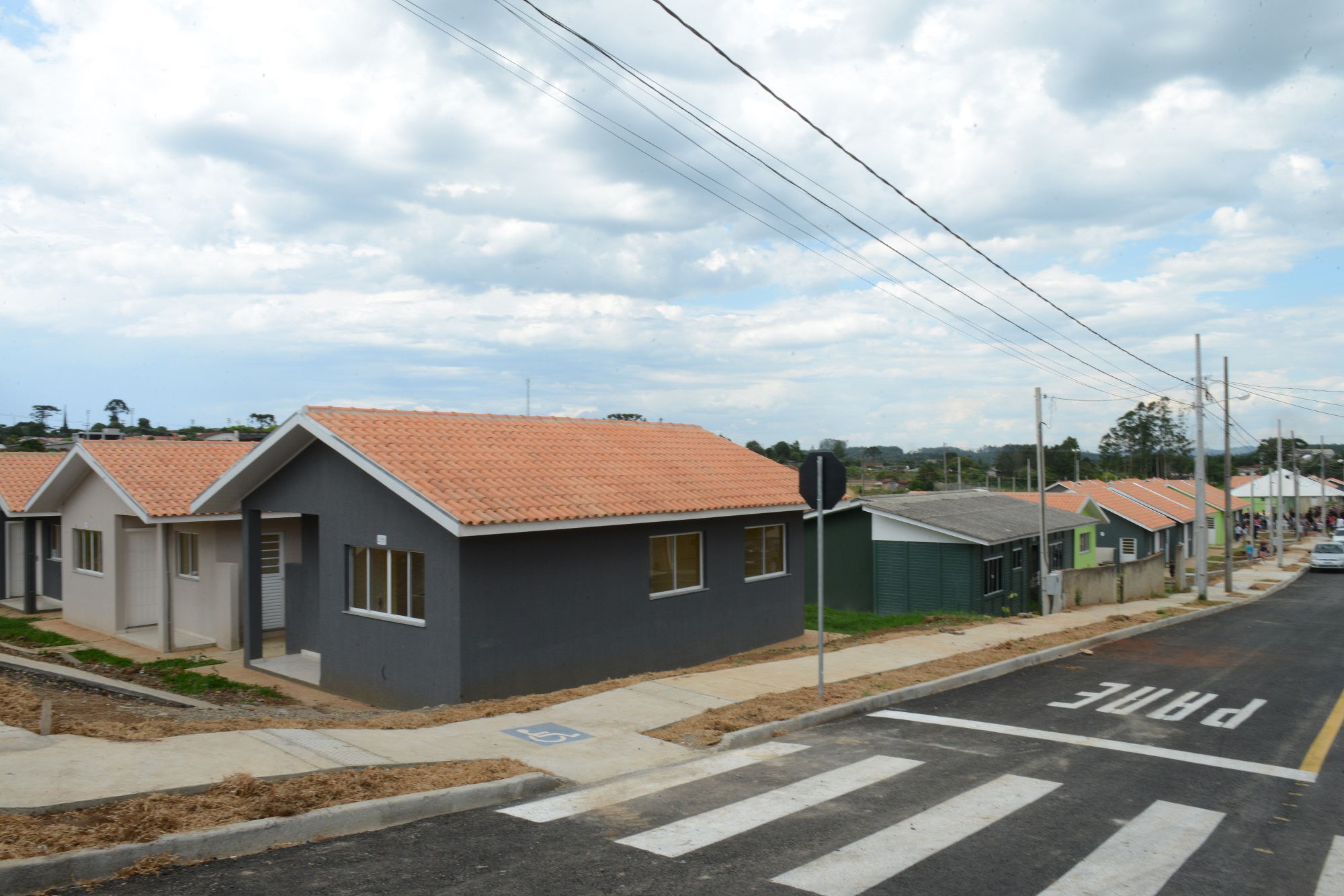Projetos habitacionais entregues em Prudentópolis somam R$ 11,3 milhões de investimento do Governo do Estado à população. Enquanto famílias carentes vão receber imóveis de graça, idosos pagarão aluguel de 15% de um salário mínimo ao mês para manutenção do condomínio. - Curitiba, 21/12/2021