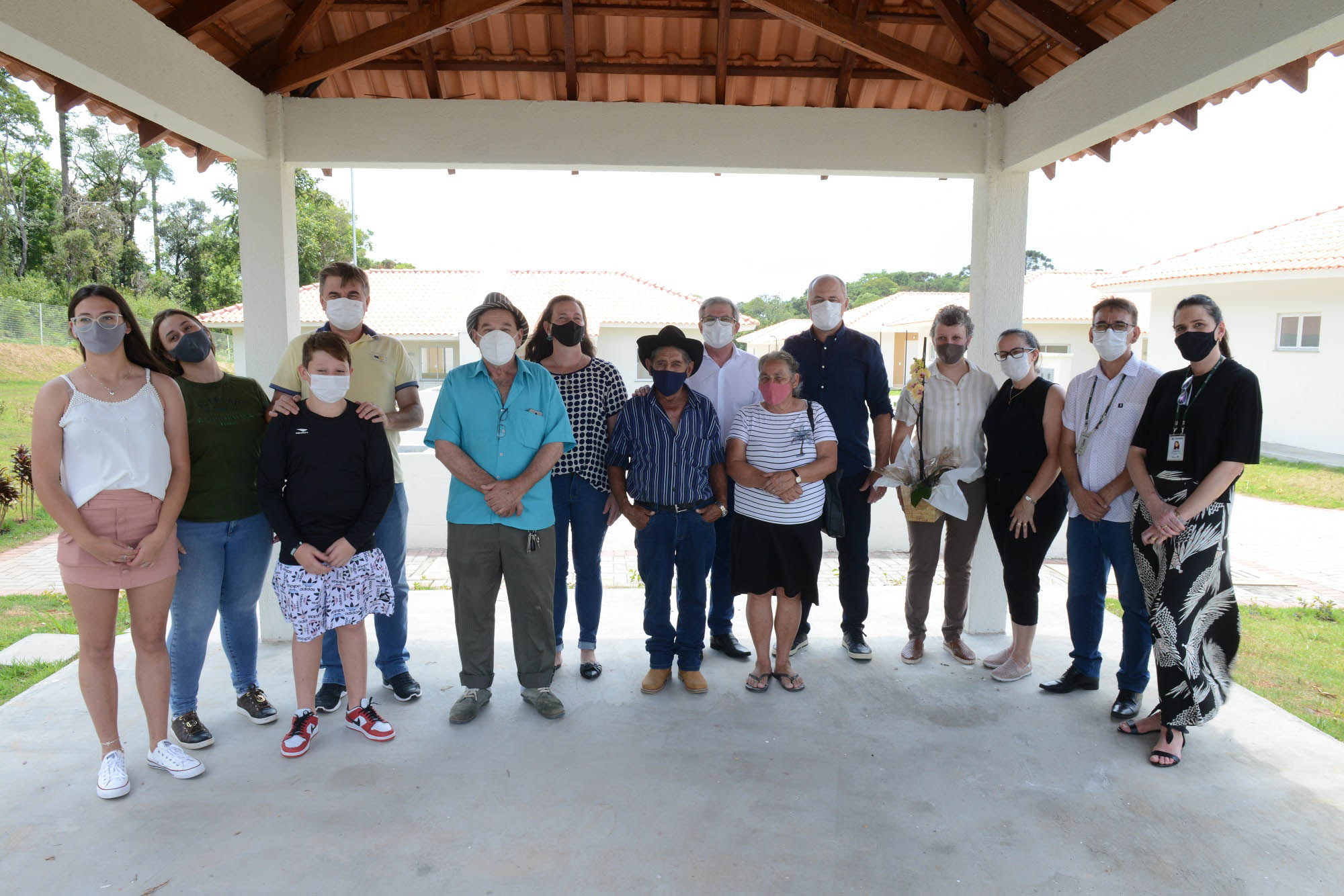 Projetos habitacionais entregues em Prudentópolis somam R$ 11,3 milhões de investimento do Governo do Estado à população. Enquanto famílias carentes vão receber imóveis de graça, idosos pagarão aluguel de 15% de um salário mínimo ao mês para manutenção do condomínio. - Curitiba, 21/12/2021