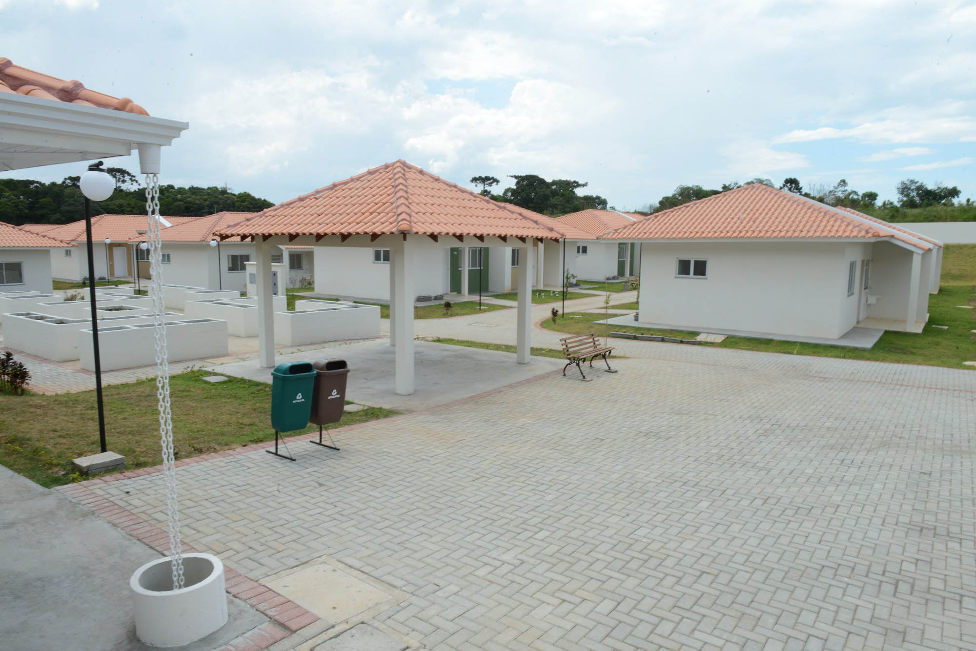 Projetos habitacionais entregues em Prudentópolis somam R$ 11,3 milhões de investimento do Governo do Estado à população. Enquanto famílias carentes vão receber imóveis de graça, idosos pagarão aluguel de 15% de um salário mínimo ao mês para manutenção do condomínio. - Curitiba, 21/12/2021