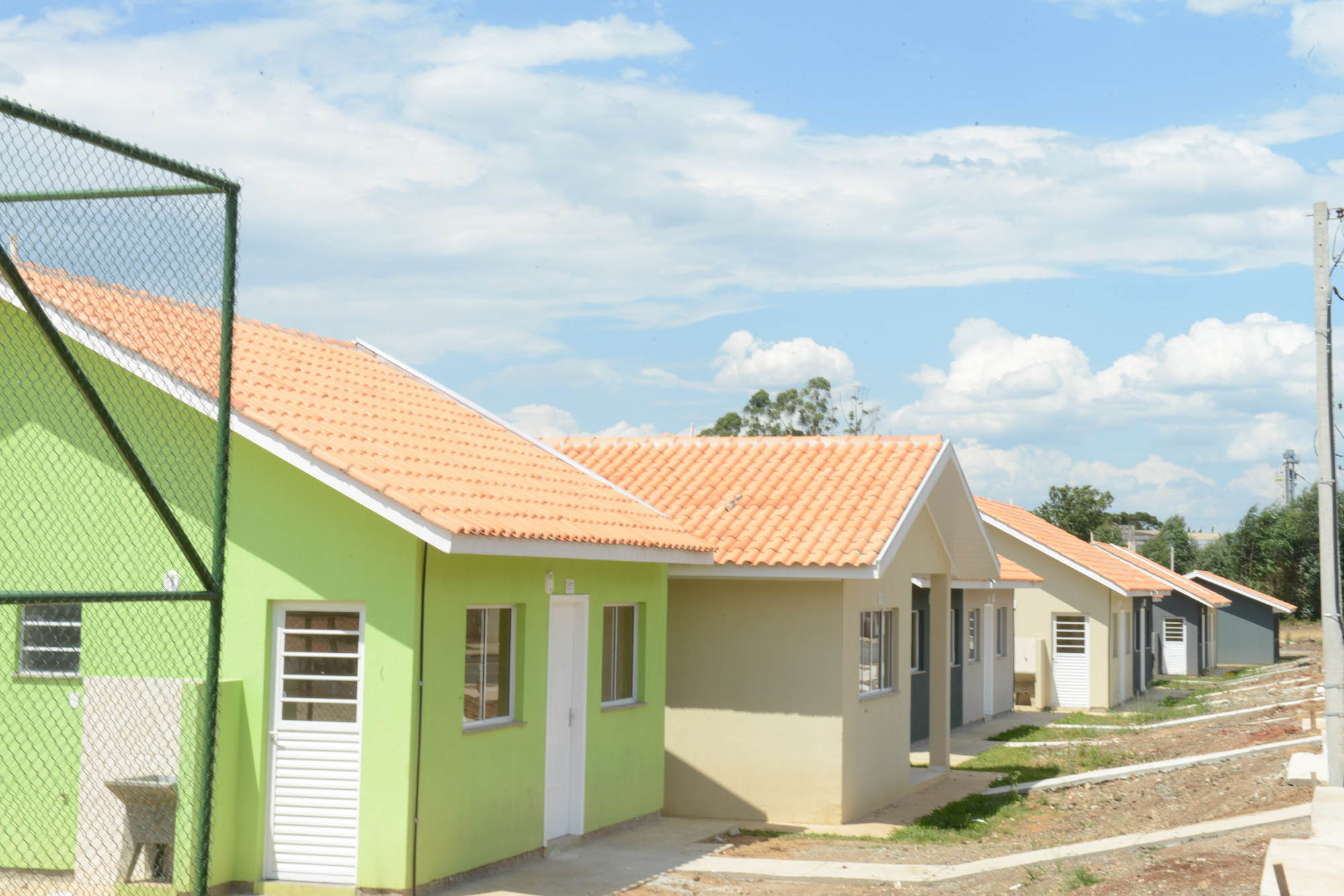 Projetos habitacionais entregues em Prudentópolis somam R$ 11,3 milhões de investimento do Governo do Estado à população. Enquanto famílias carentes vão receber imóveis de graça, idosos pagarão aluguel de 15% de um salário mínimo ao mês para manutenção do condomínio. - Curitiba, 21/12/2021