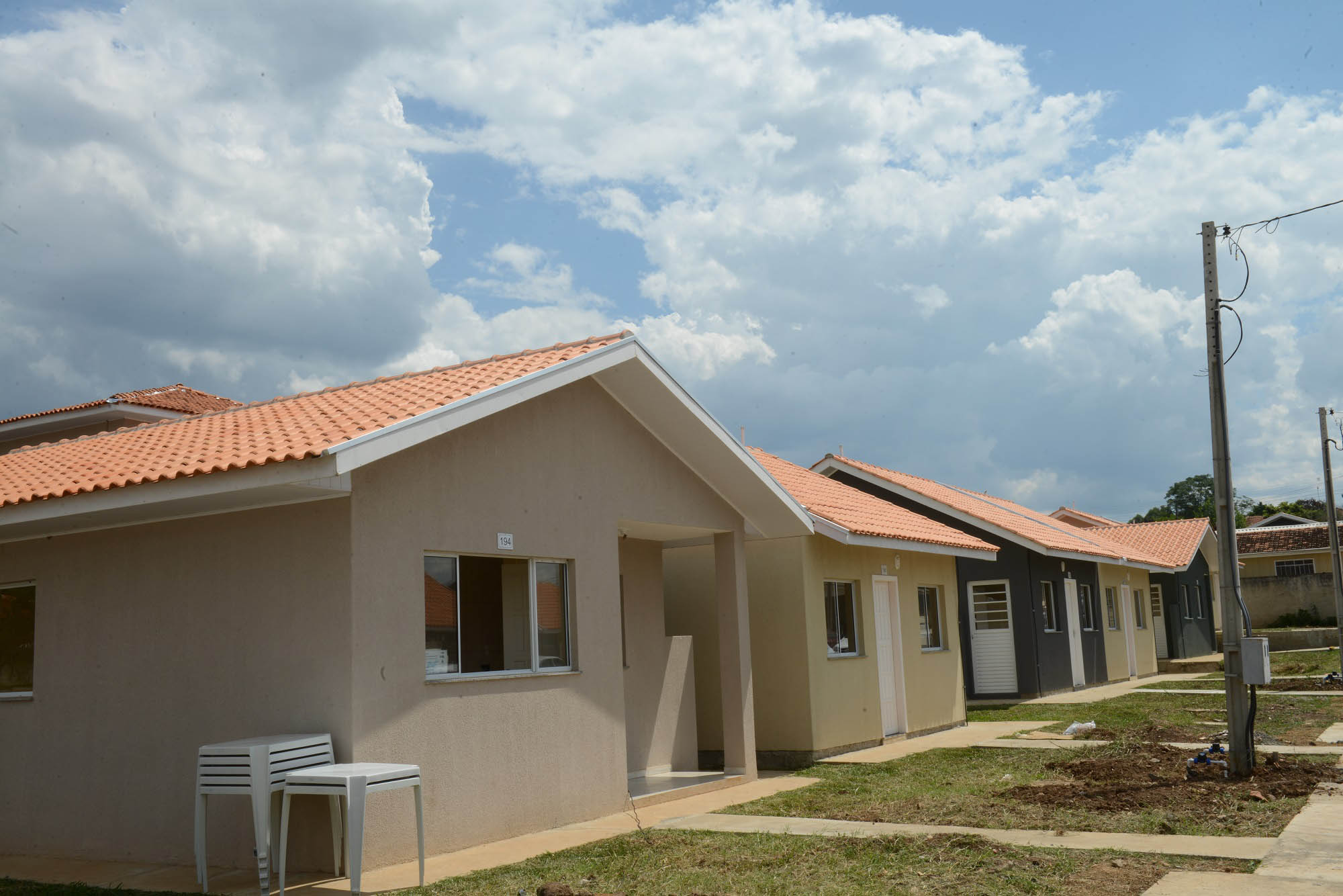 Projetos habitacionais entregues em Prudentópolis somam R$ 11,3 milhões de investimento do Governo do Estado à população. Enquanto famílias carentes vão receber imóveis de graça, idosos pagarão aluguel de 15% de um salário mínimo ao mês para manutenção do condomínio. - Curitiba, 21/12/2021