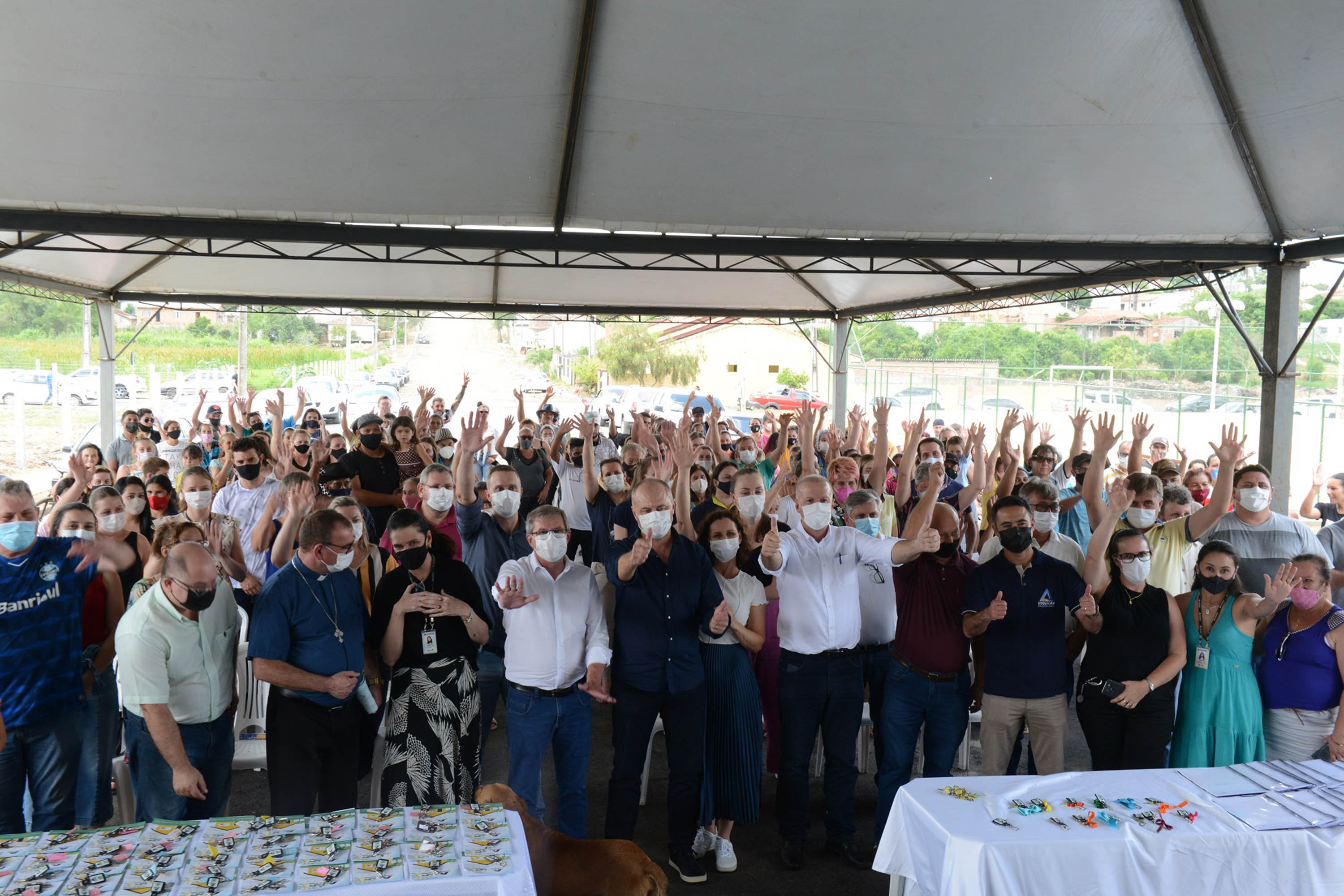 Projetos habitacionais entregues em Prudentópolis somam R$ 11,3 milhões de investimento do Governo do Estado à população. Enquanto famílias carentes vão receber imóveis de graça, idosos pagarão aluguel de 15% de um salário mínimo ao mês para manutenção do condomínio. - Curitiba, 21/12/2021