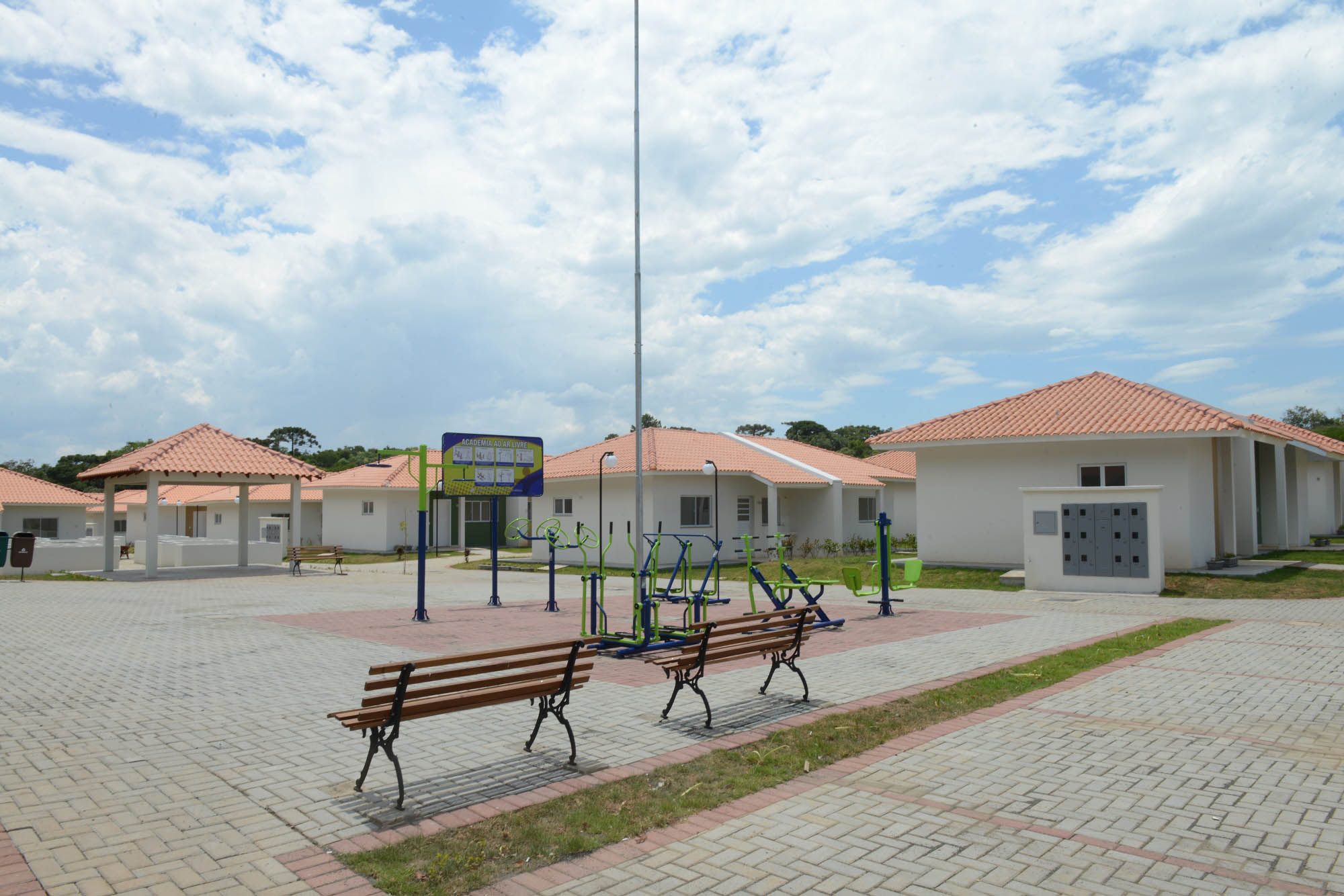 Projetos habitacionais entregues em Prudentópolis somam R$ 11,3 milhões de investimento do Governo do Estado à população. Enquanto famílias carentes vão receber imóveis de graça, idosos pagarão aluguel de 15% de um salário mínimo ao mês para manutenção do condomínio. - Curitiba, 21/12/2021