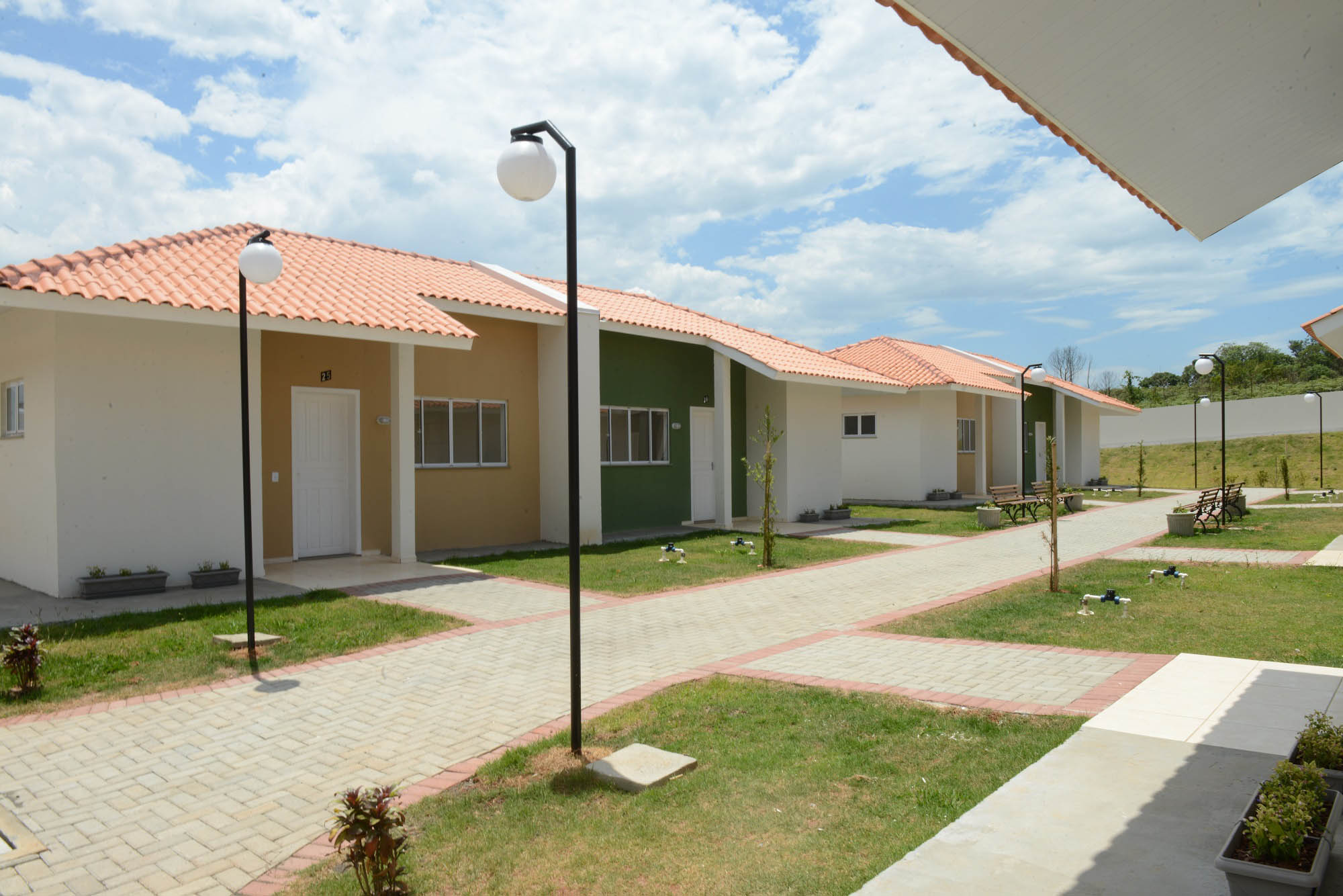 Projetos habitacionais entregues em Prudentópolis somam R$ 11,3 milhões de investimento do Governo do Estado à população. Enquanto famílias carentes vão receber imóveis de graça, idosos pagarão aluguel de 15% de um salário mínimo ao mês para manutenção do condomínio. - Curitiba, 21/12/2021