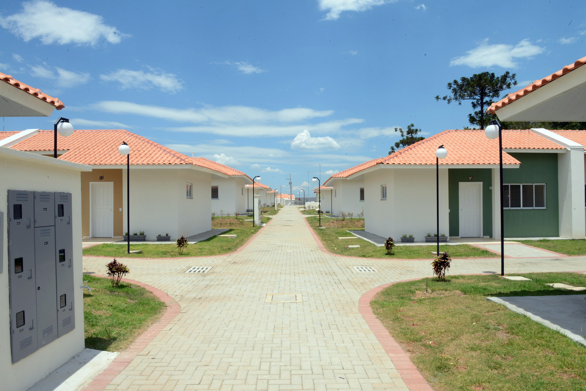 Projetos habitacionais entregues em Prudentópolis somam R$ 11,3 milhões de investimento do Governo do Estado à população. Enquanto famílias carentes vão receber imóveis de graça, idosos pagarão aluguel de 15% de um salário mínimo ao mês para manutenção do condomínio. - Curitiba, 21/12/2021