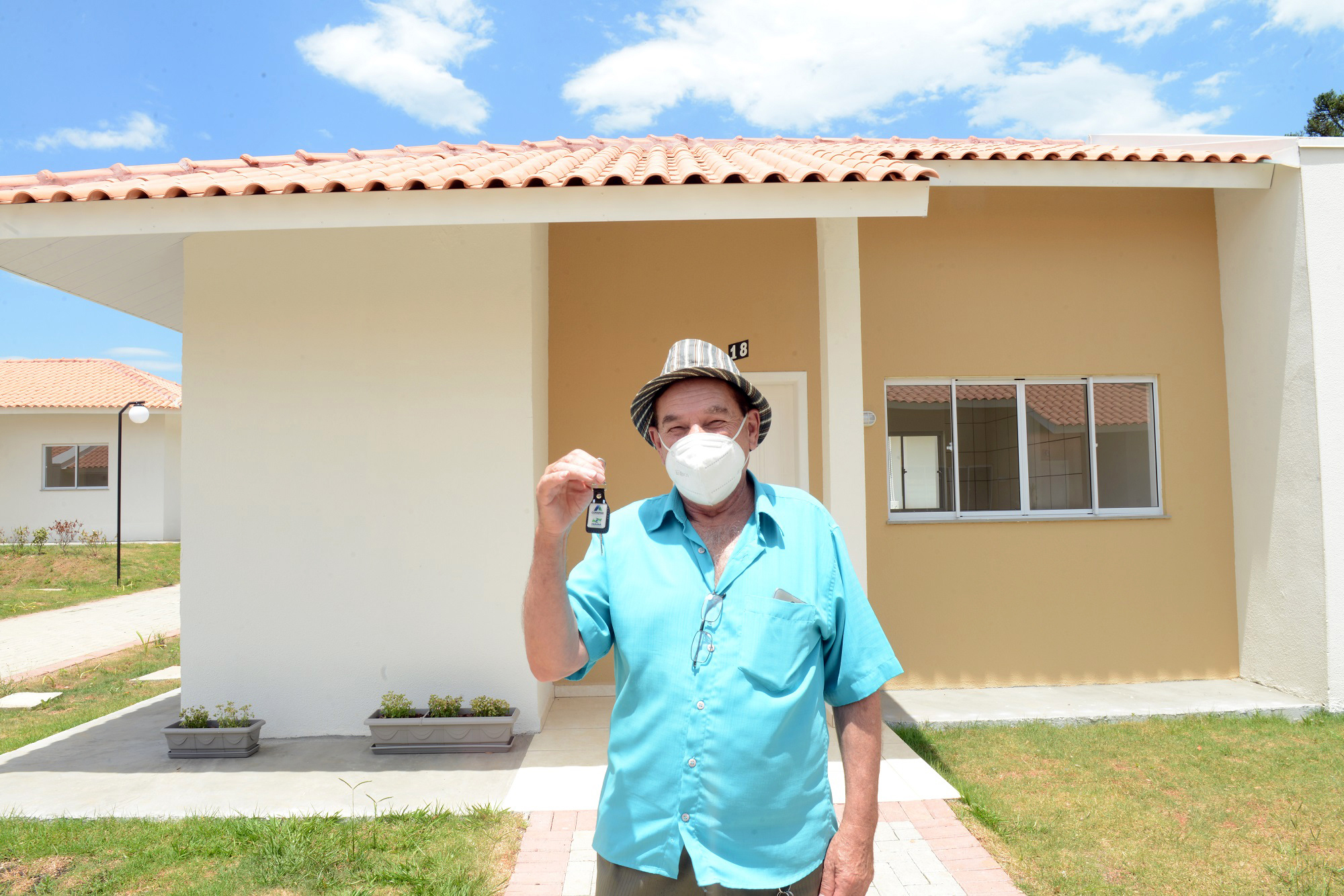 Projetos habitacionais entregues em Prudentópolis somam R$ 11,3 milhões de investimento do Governo do Estado à população. Enquanto famílias carentes vão receber imóveis de graça, idosos pagarão aluguel de 15% de um salário mínimo ao mês para manutenção do condomínio. - Curitiba, 21/12/2021