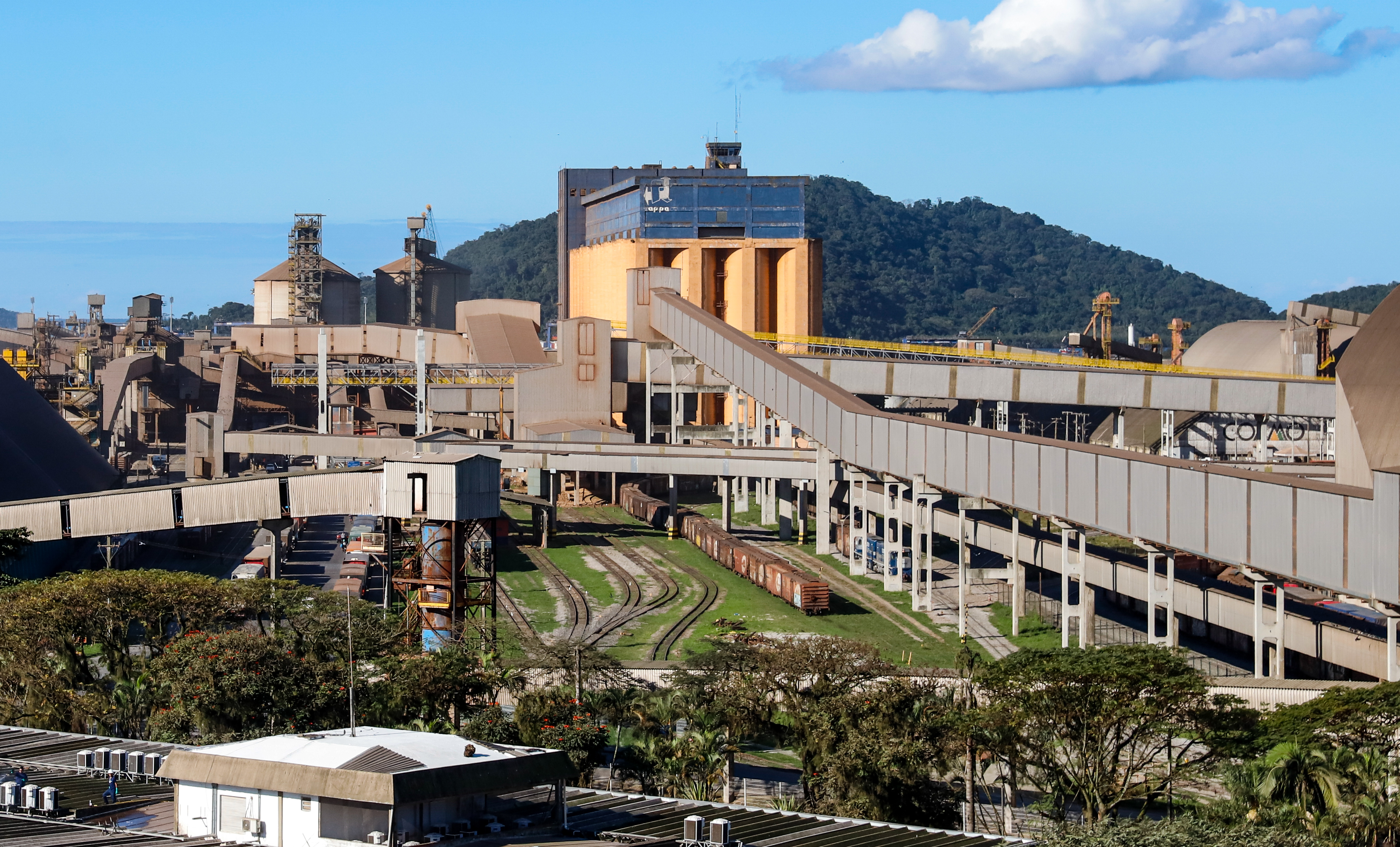 Movimentação por ferrovia chega a 20% nos portos paranaenses