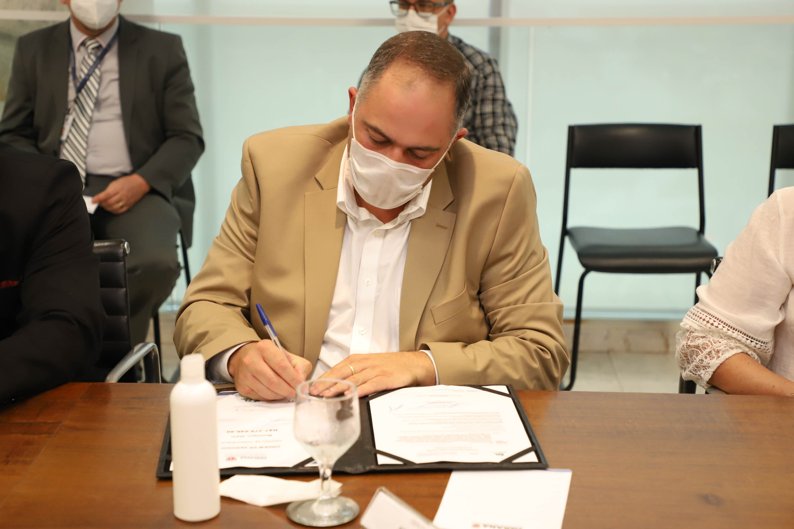 Governador assina ordem de serviço para construção da primeira Cidade do Idoso no Paraná