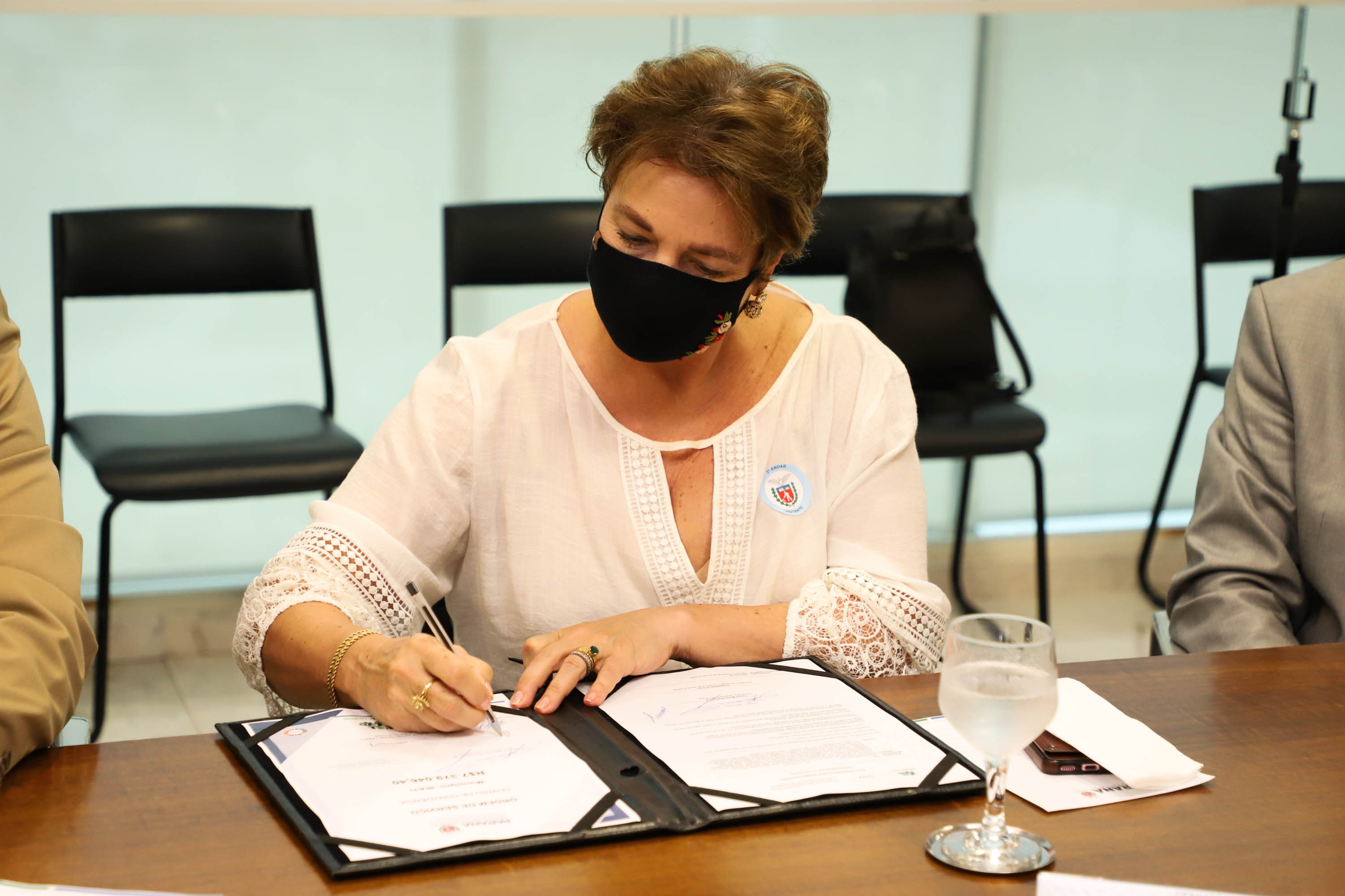 Governador assina ordem de serviço para construção da primeira Cidade do Idoso no Paraná