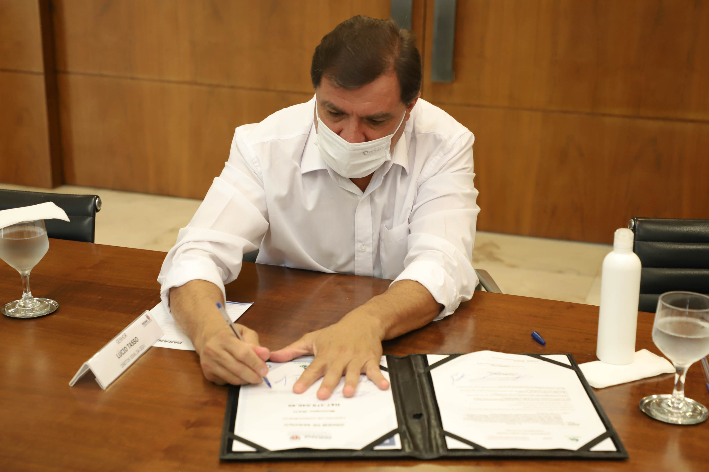 Governador assina ordem de serviço para construção da primeira Cidade do Idoso no Paraná