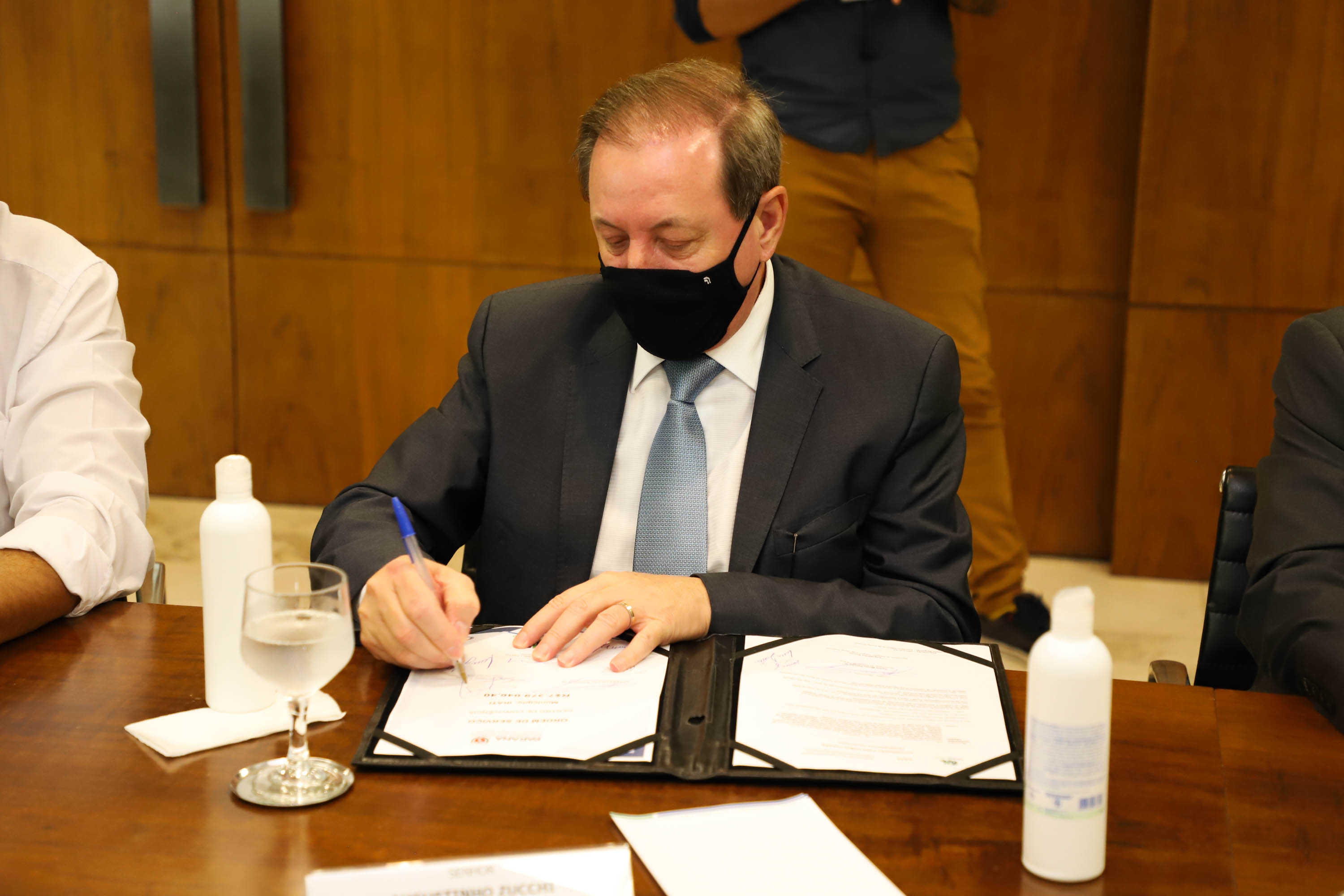 Governador assina ordem de serviço para construção da primeira Cidade do Idoso no Paraná