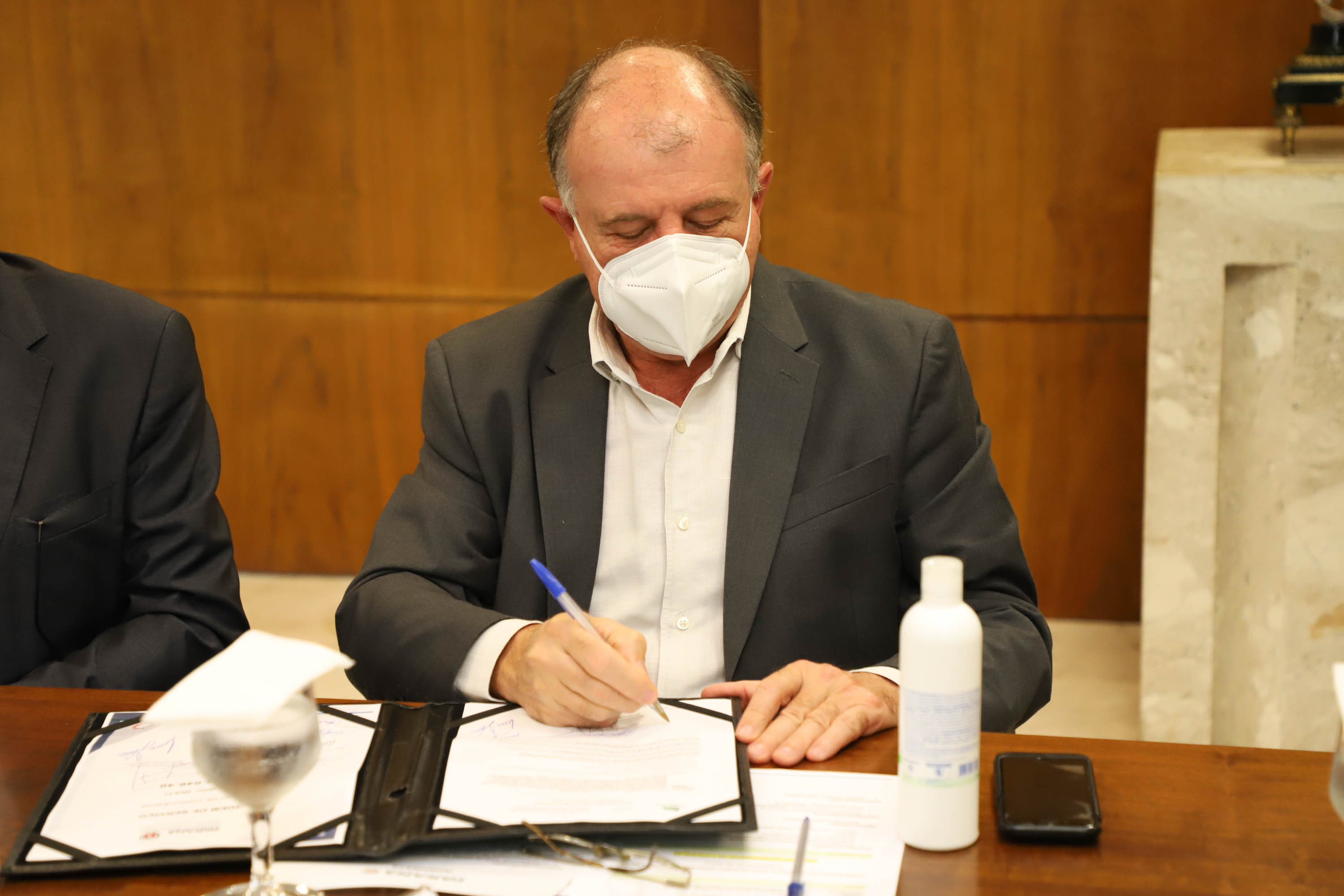 Governador assina ordem de serviço para construção da primeira Cidade do Idoso no Paraná