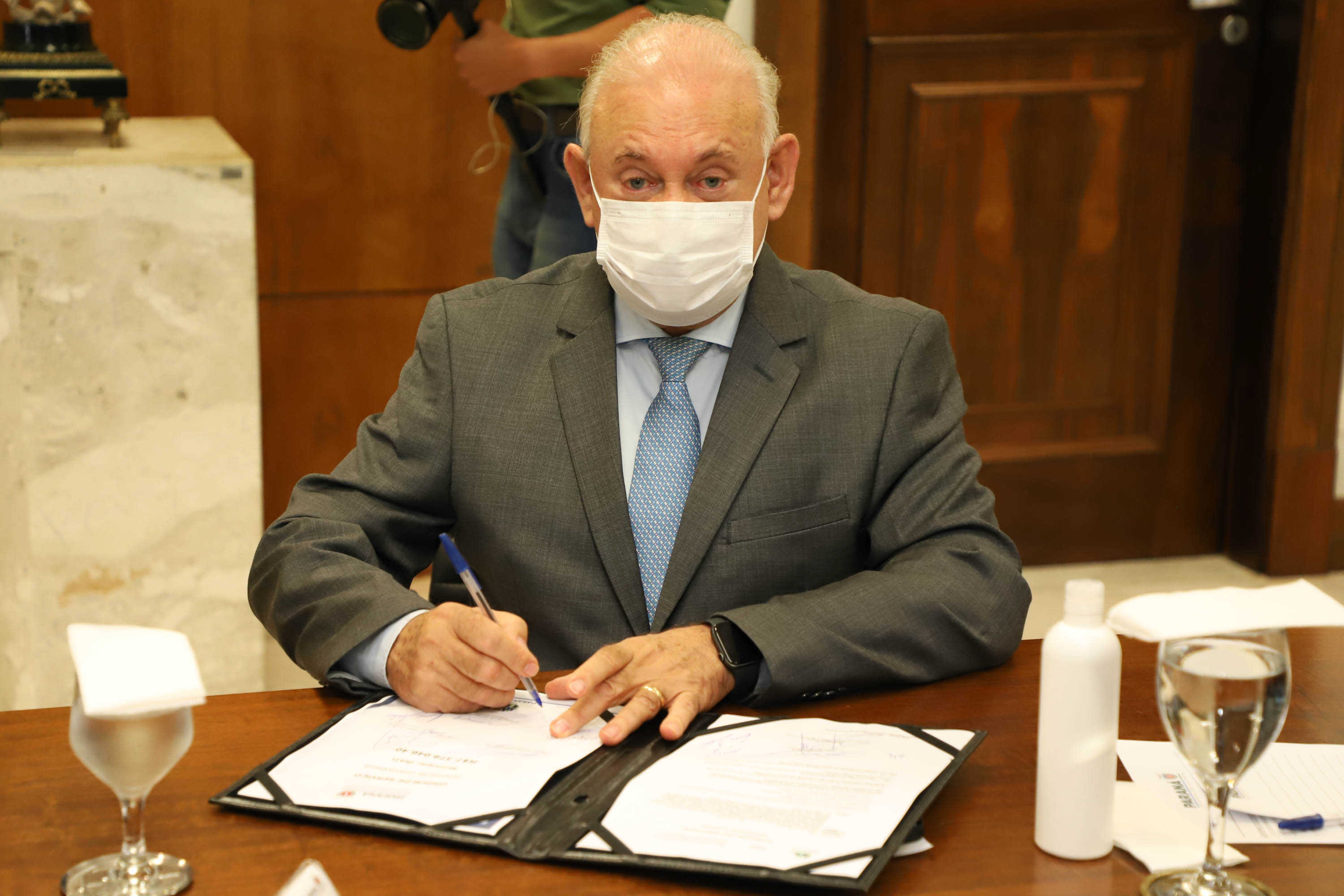 Governador assina ordem de serviço para construção da primeira Cidade do Idoso no Paraná