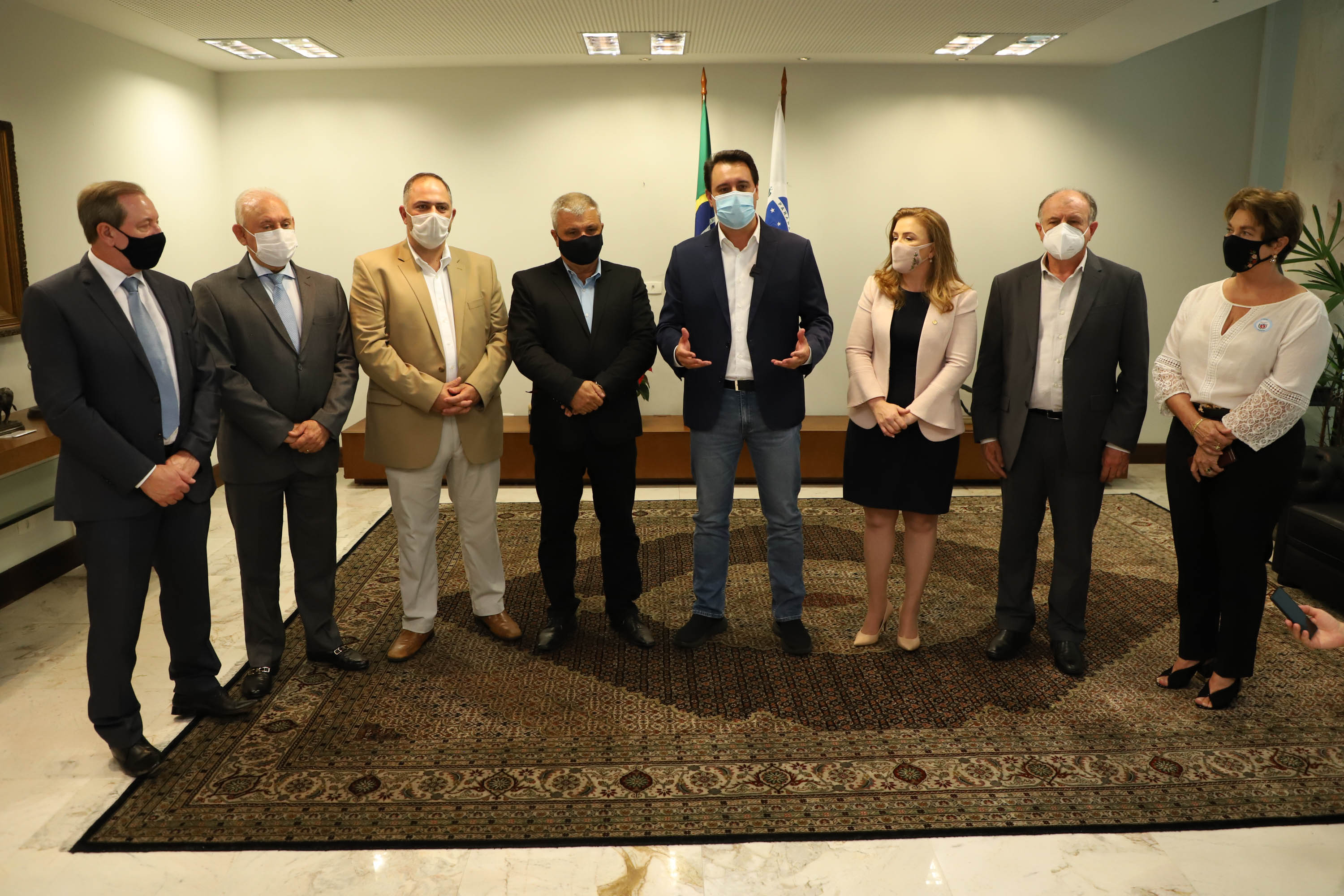 Governador assina ordem de serviço para construção da primeira Cidade do Idoso no Paraná