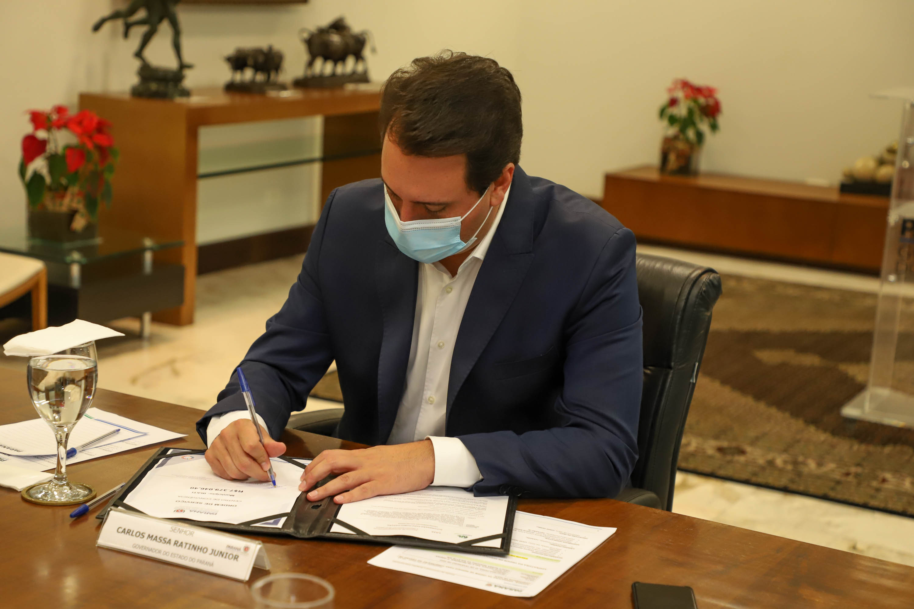 Governador assina ordem de serviço para construção da primeira Cidade do Idoso no Paraná