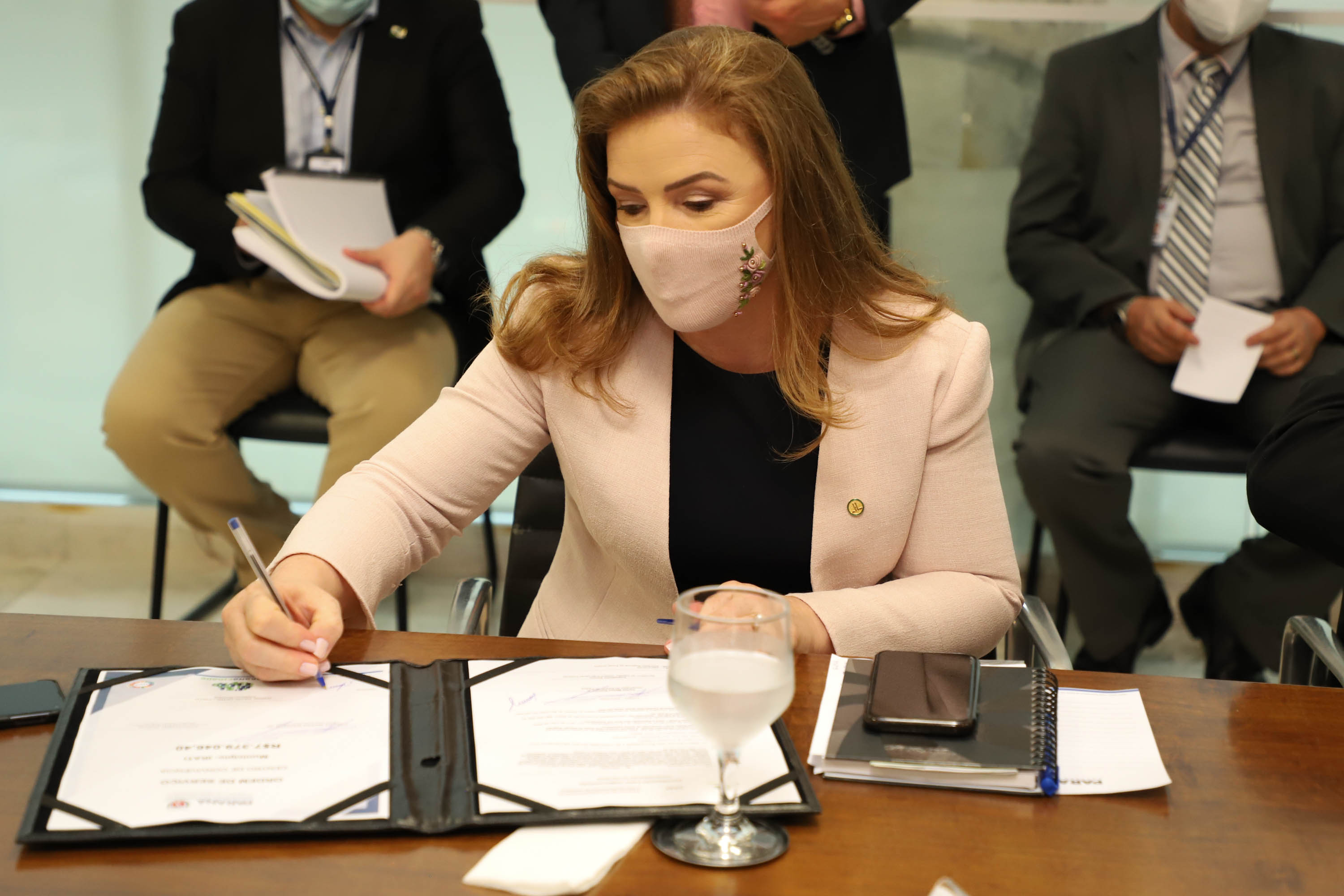 Governador assina ordem de serviço para construção da primeira Cidade do Idoso no Paraná