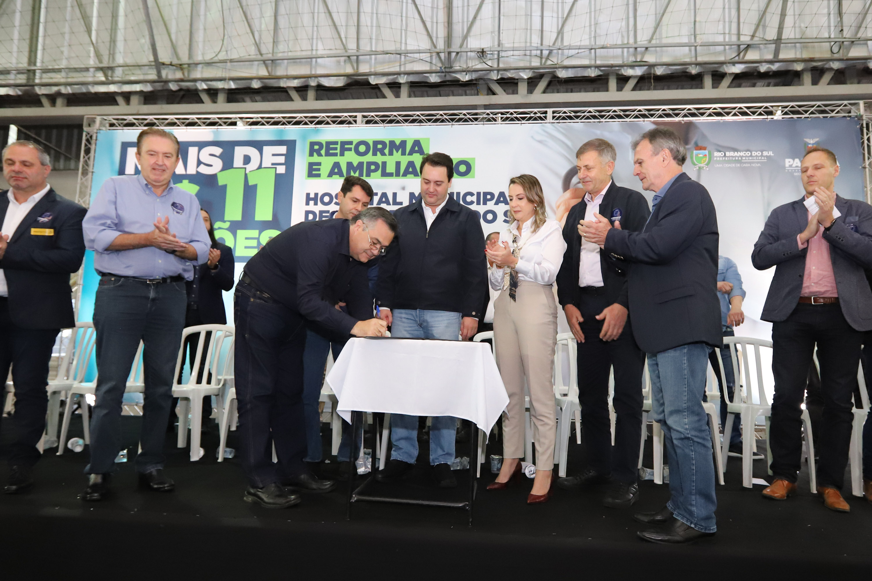 O governador Carlos Massa Ratinho Junior e o  Secretário da Saúde, Beto Preto, assinam nesta quinta-feira (31), liberação de recurso para o Hospital de Rio Branco do Sul. 31/03/2022 - Foto: Geraldo Bubniak/AEN