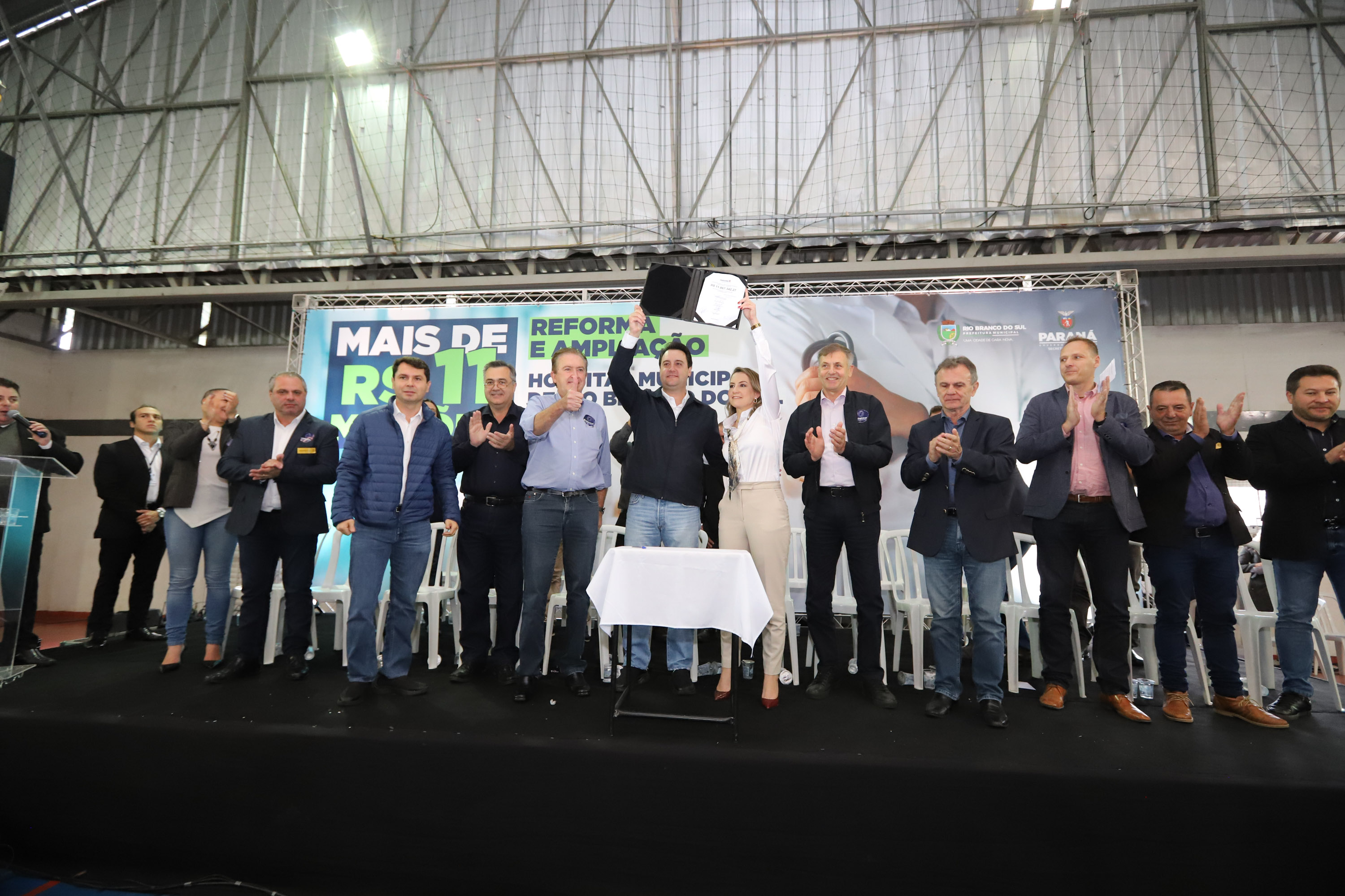 O governador Carlos Massa Ratinho Junior e o  Secretário da Saúde, Beto Preto, assinam nesta quinta-feira (31), liberação de recurso para o Hospital de Rio Branco do Sul. 31/03/2022 - Foto: Geraldo Bubniak/AEN