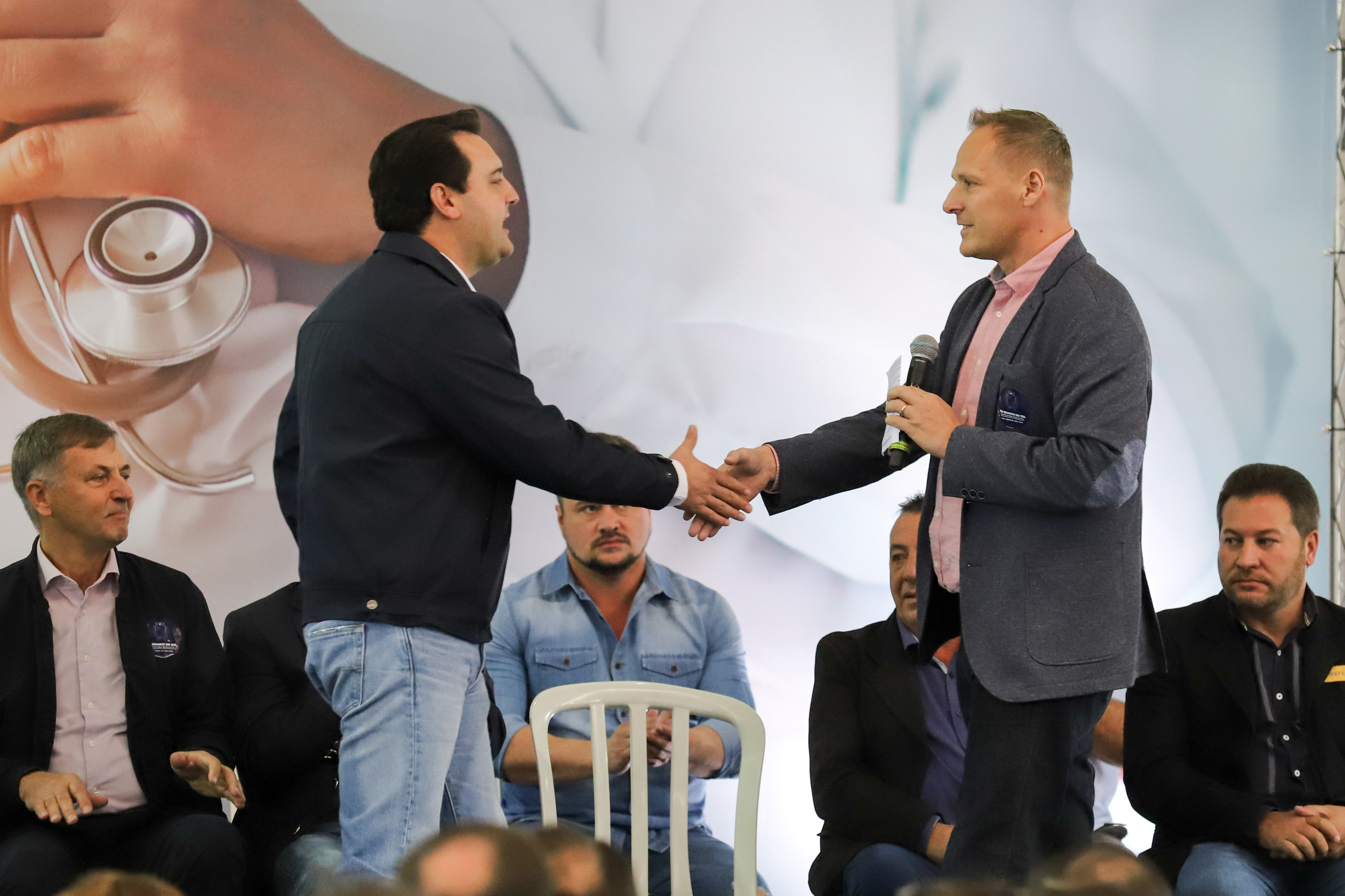 O governador Carlos Massa Ratinho Junior e o  Secretário da Saúde, Beto Preto, assinam nesta quinta-feira (31), liberação de recurso para o Hospital de Rio Branco do Sul. 31/03/2022 - Foto: Geraldo Bubniak/AEN