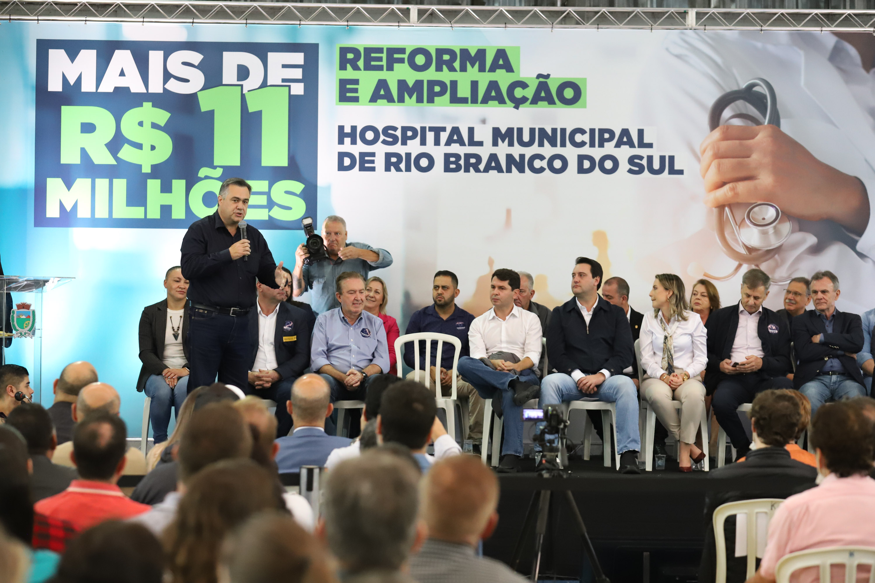 O governador Carlos Massa Ratinho Junior e o  Secretário da Saúde, Beto Preto, assinam nesta quinta-feira (31), liberação de recurso para o Hospital de Rio Branco do Sul. 31/03/2022 - Foto: Geraldo Bubniak/AEN