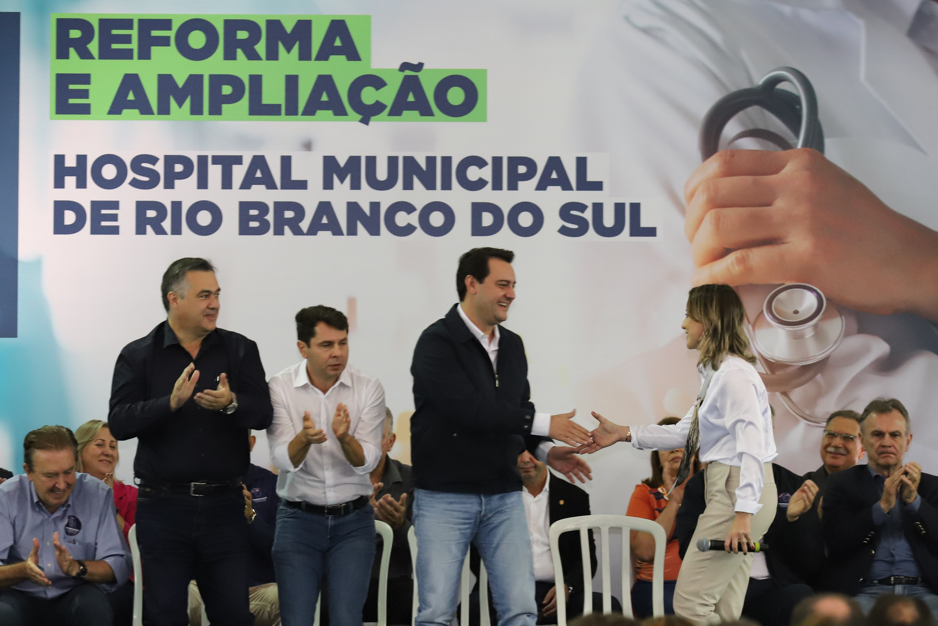 O governador Carlos Massa Ratinho Junior e o  Secretário da Saúde, Beto Preto, assinam nesta quinta-feira (31), liberação de recurso para o Hospital de Rio Branco do Sul. 31/03/2022 - Foto: Geraldo Bubniak/AEN