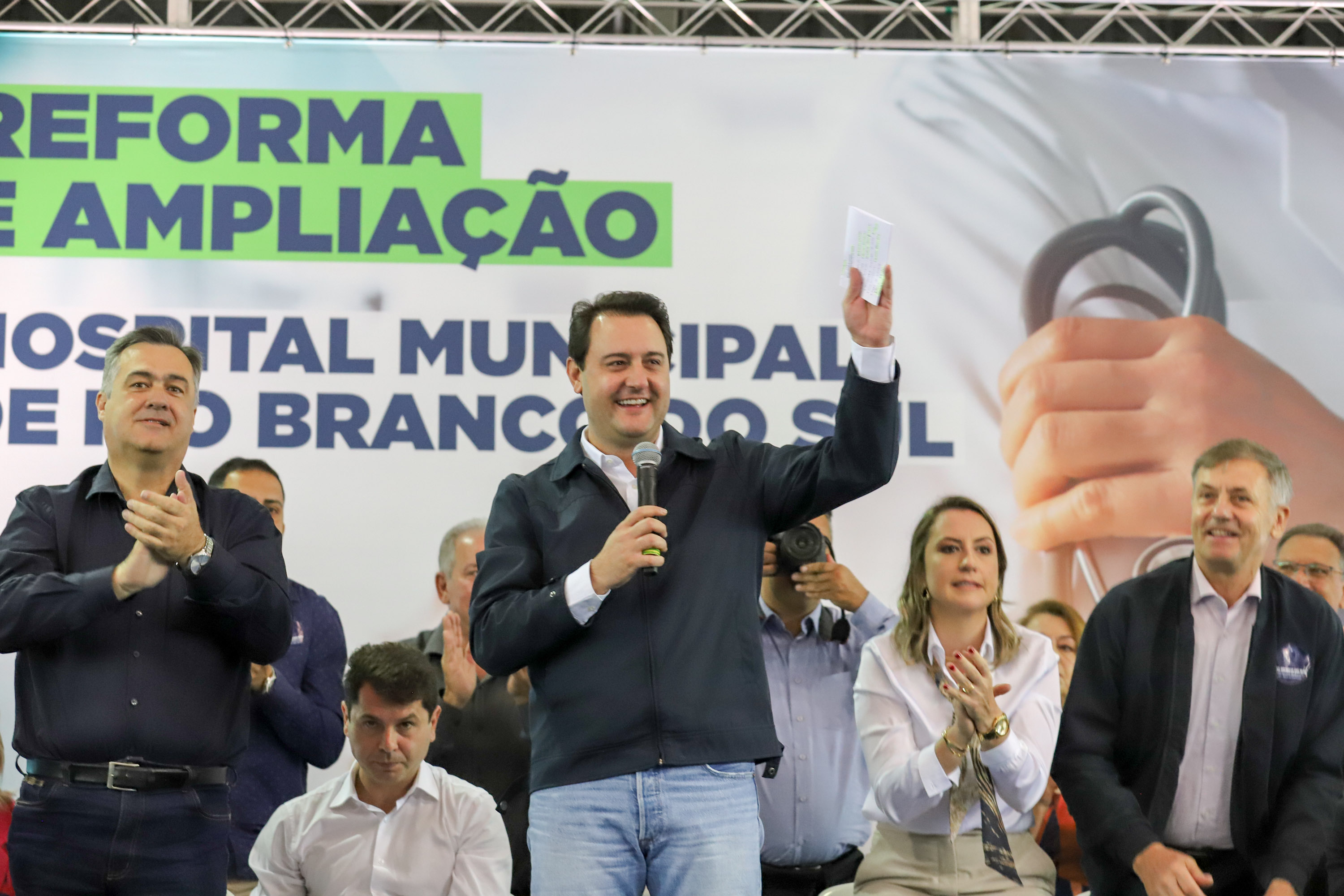 O governador Carlos Massa Ratinho Junior e o  Secretário da Saúde, Beto Preto, assinam nesta quinta-feira (31), liberação de recurso para o Hospital de Rio Branco do Sul. 31/03/2022 - Foto: Geraldo Bubniak/AEN