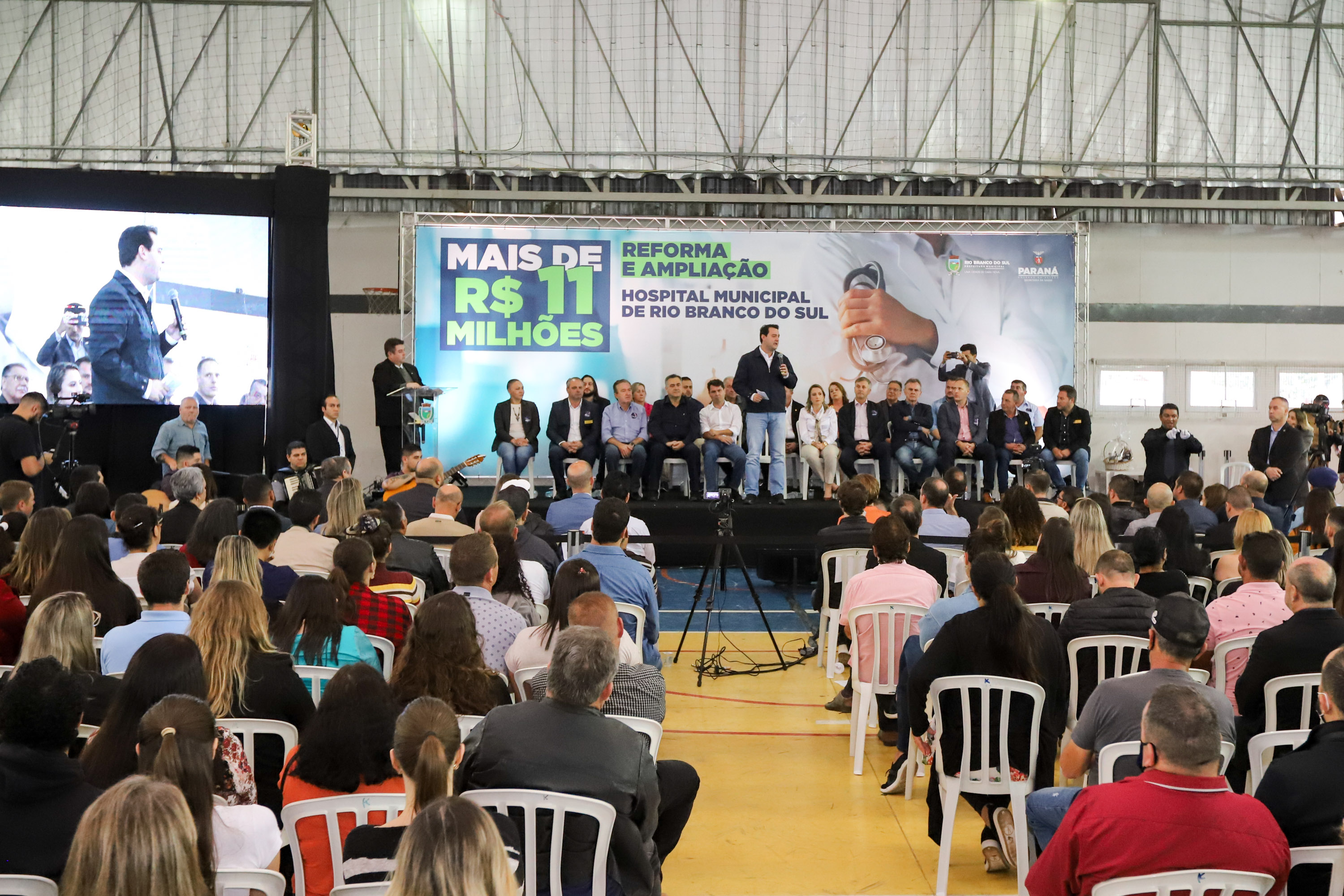 O governador Carlos Massa Ratinho Junior e o  Secretário da Saúde, Beto Preto, assinam nesta quinta-feira (31), liberação de recurso para o Hospital de Rio Branco do Sul. 31/03/2022 - Foto: Geraldo Bubniak/AEN