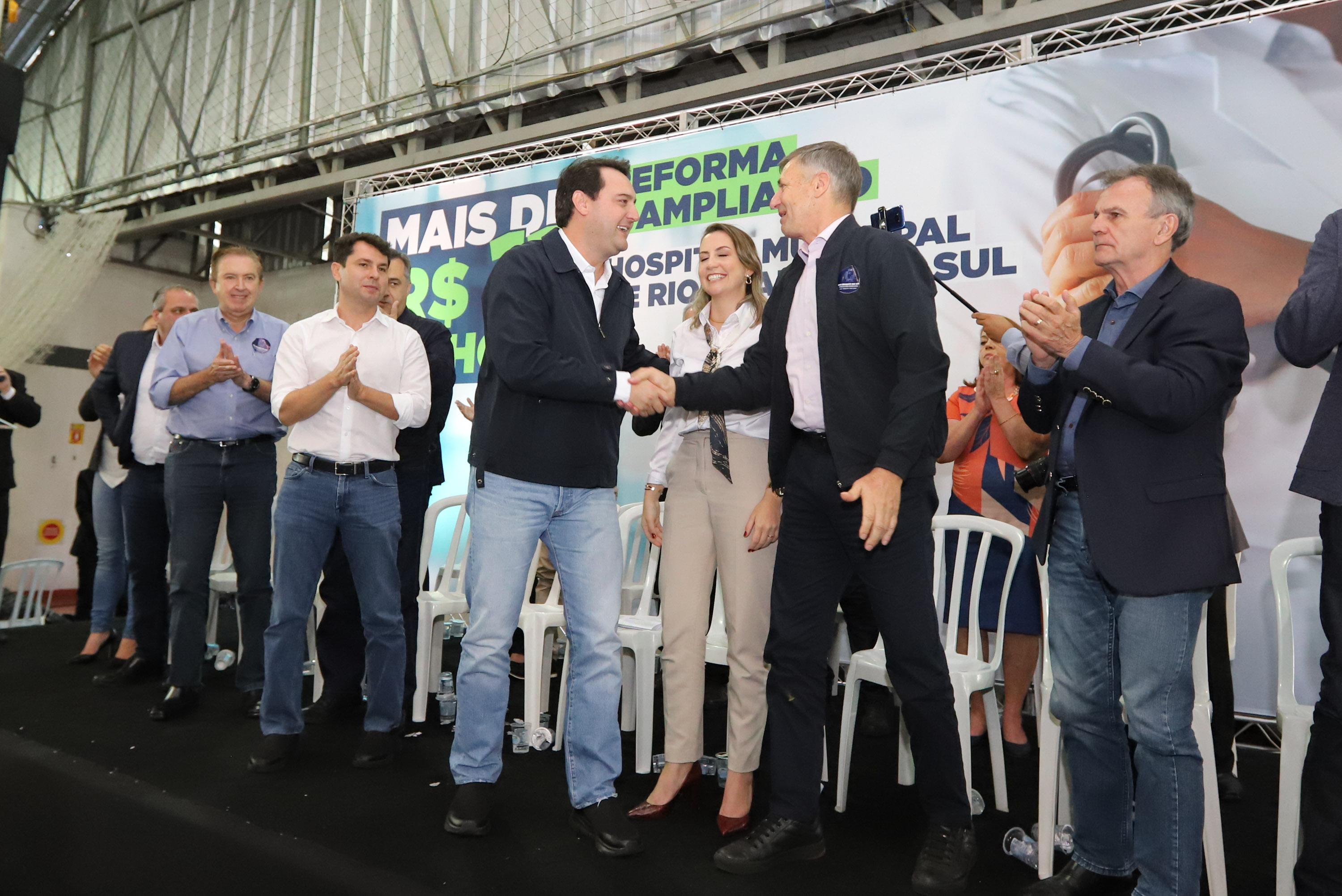 O governador Carlos Massa Ratinho Junior e o  Secretário da Saúde, Beto Preto, assinam nesta quinta-feira (31), liberação de recurso para o Hospital de Rio Branco do Sul. 31/03/2022 - Foto: Geraldo Bubniak/AEN