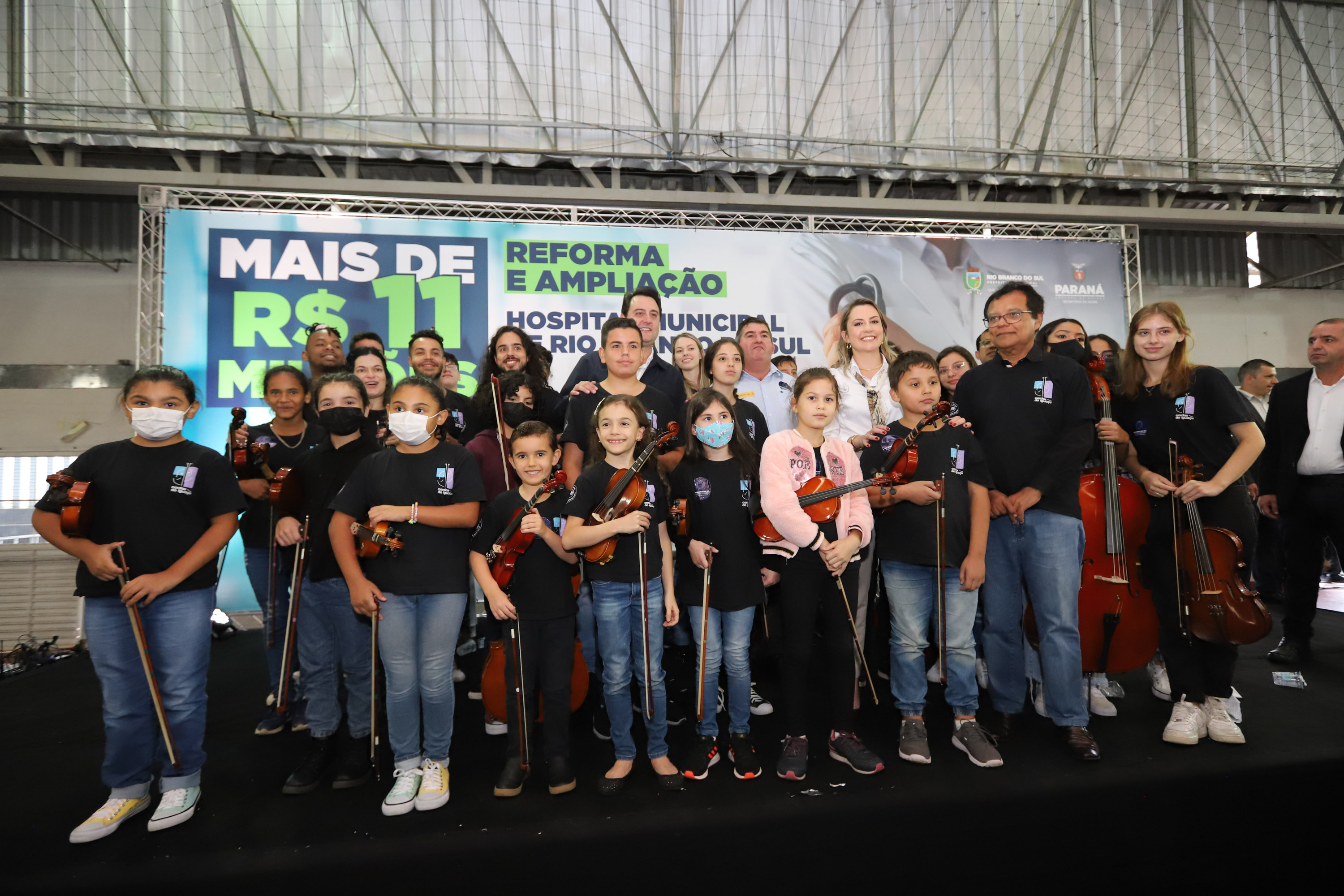 O governador Carlos Massa Ratinho Junior e o  Secretário da Saúde, Beto Preto, assinam nesta quinta-feira (31), liberação de recurso para o Hospital de Rio Branco do Sul. 31/03/2022 - Foto: Geraldo Bubniak/AEN