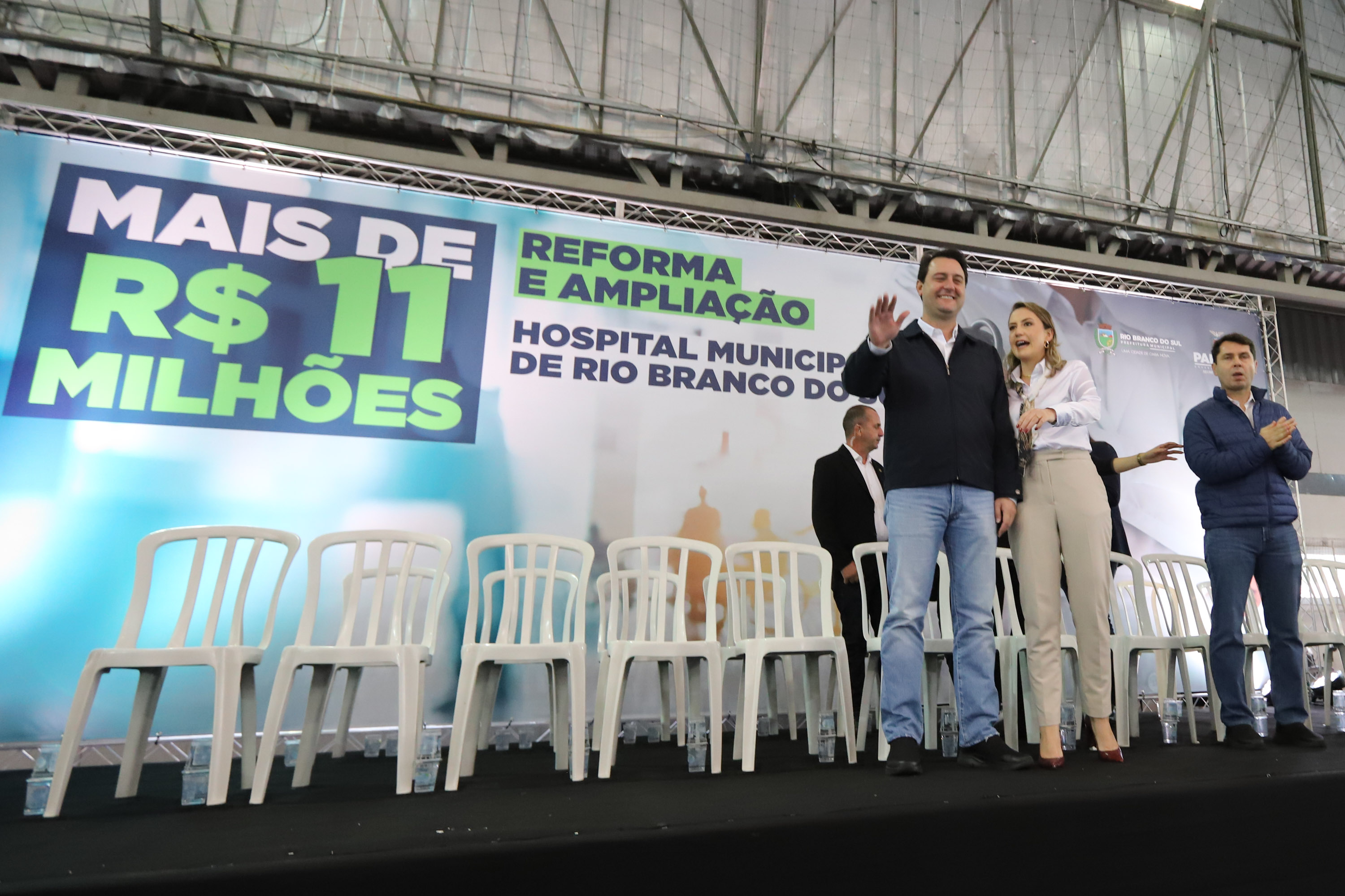 O governador Carlos Massa Ratinho Junior e o  Secretário da Saúde, Beto Preto, assinam nesta quinta-feira (31), liberação de recurso para o Hospital de Rio Branco do Sul. 31/03/2022 - Foto: Geraldo Bubniak/AEN