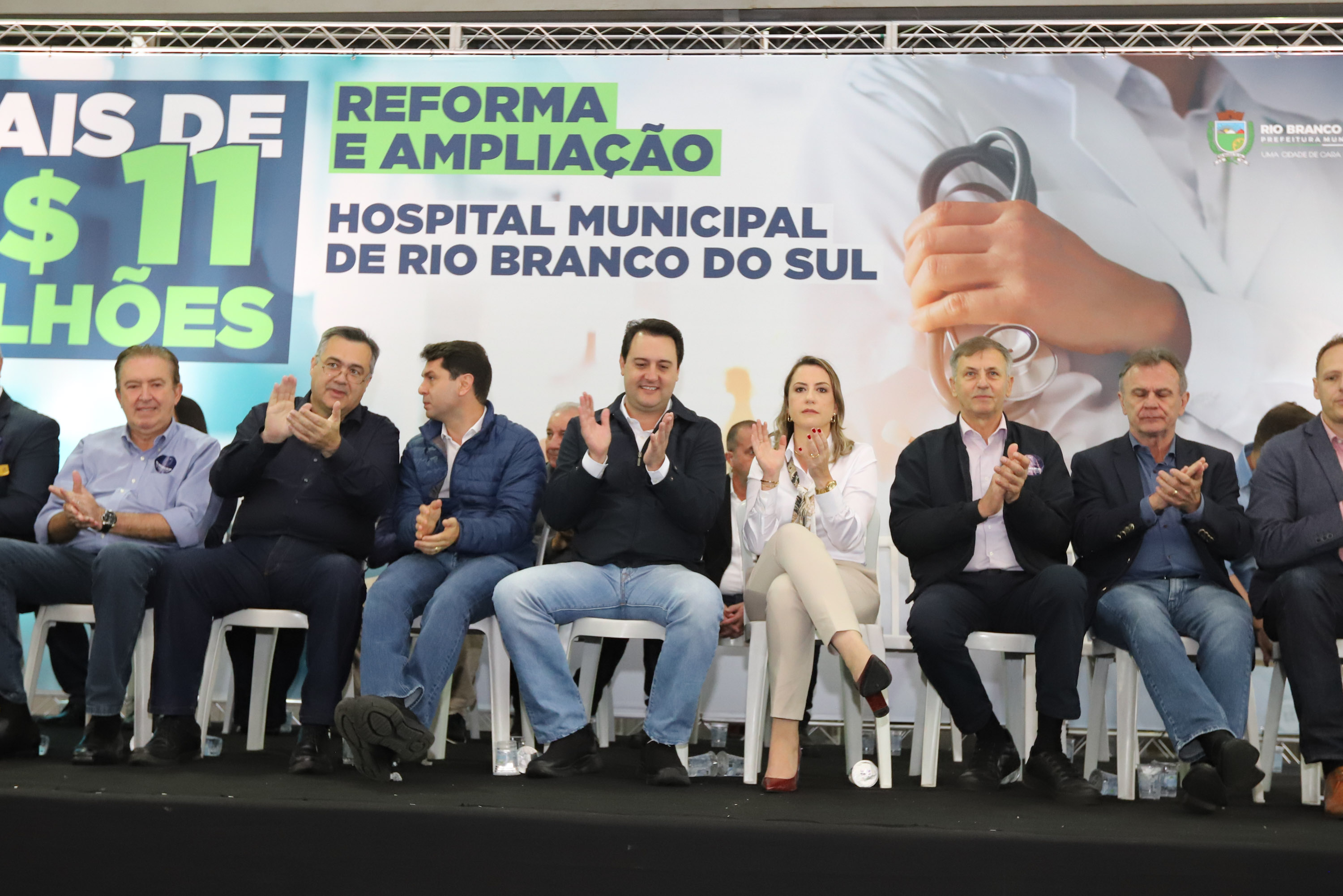 O governador Carlos Massa Ratinho Junior e o  Secretário da Saúde, Beto Preto, assinam nesta quinta-feira (31), liberação de recurso para o Hospital de Rio Branco do Sul. 31/03/2022 - Foto: Geraldo Bubniak/AEN