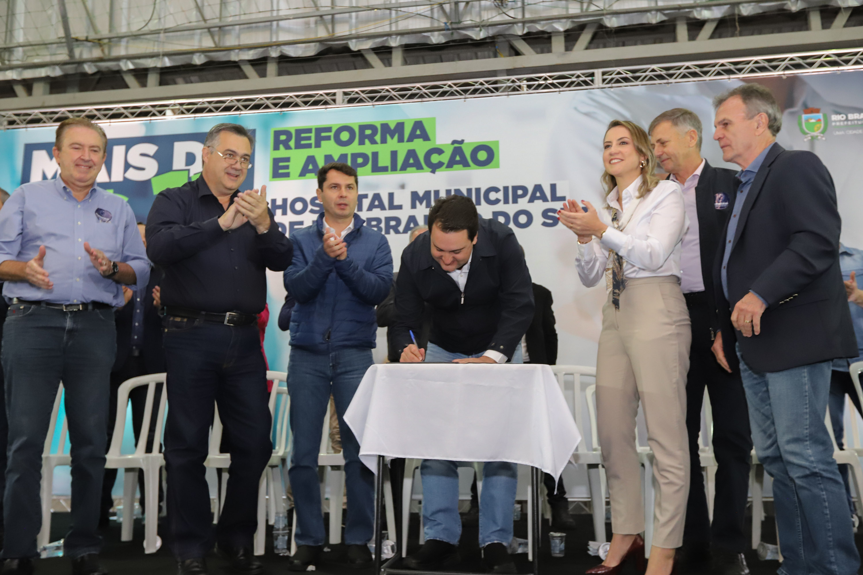 O governador Carlos Massa Ratinho Junior e o  Secretário da Saúde, Beto Preto, assinam nesta quinta-feira (31), liberação de recurso para o Hospital de Rio Branco do Sul. 31/03/2022 - Foto: Geraldo Bubniak/AEN