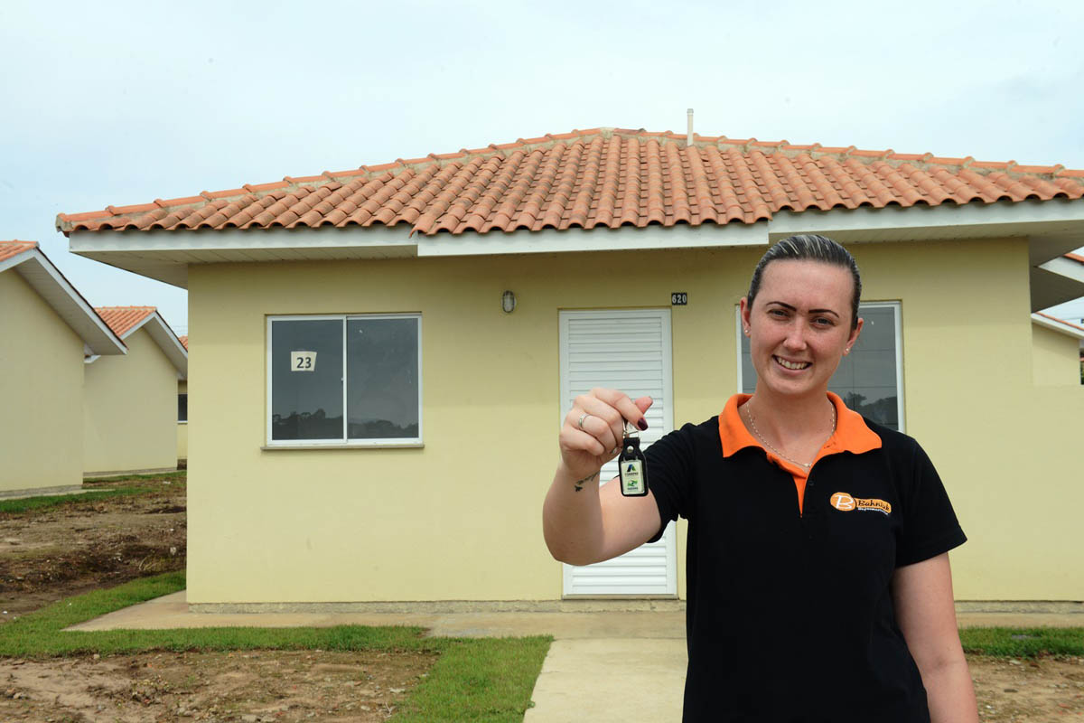 Mulheres são as mais beneficiadas por projetos habitacionais no Paraná