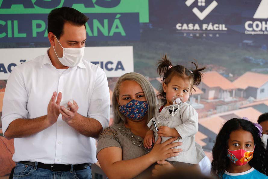 Mulheres são as mais beneficiadas por projetos habitacionais no Paraná