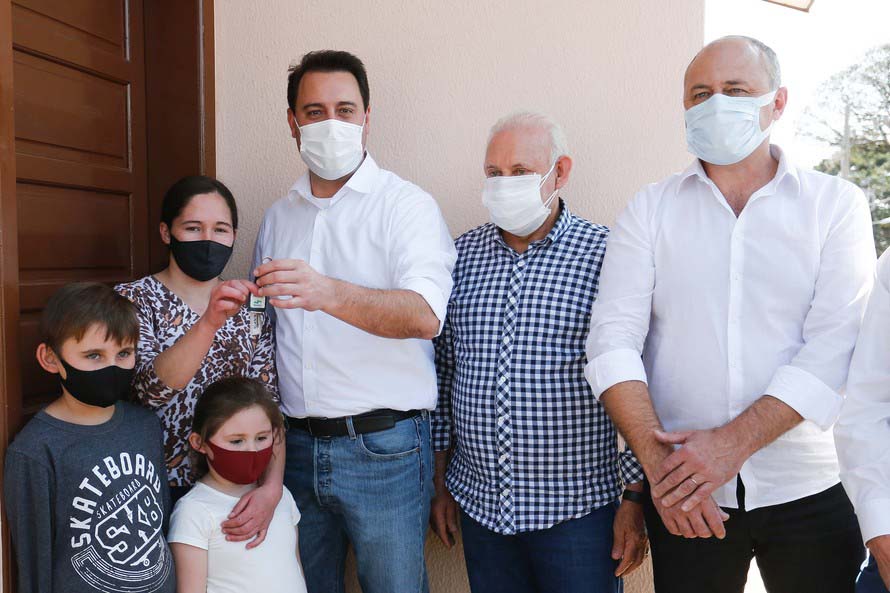 Mulheres são as mais beneficiadas por projetos habitacionais no Paraná