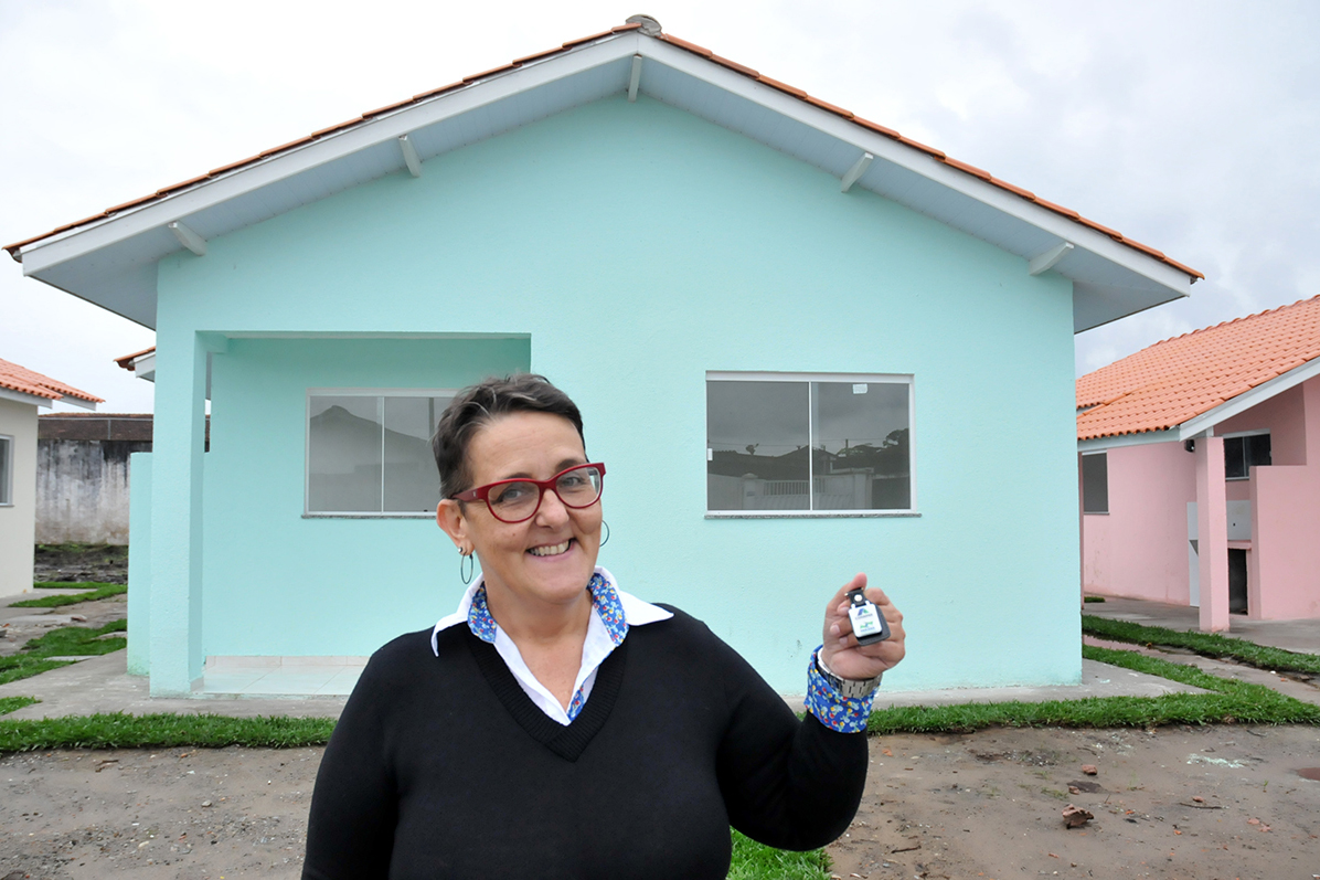 Mulheres são as mais beneficiadas por projetos habitacionais no Paraná