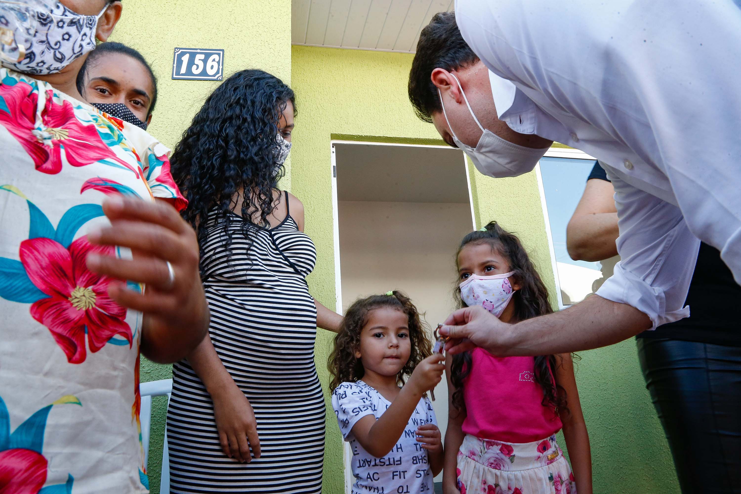 Mulheres são as mais beneficiadas por projetos habitacionais no Paraná
