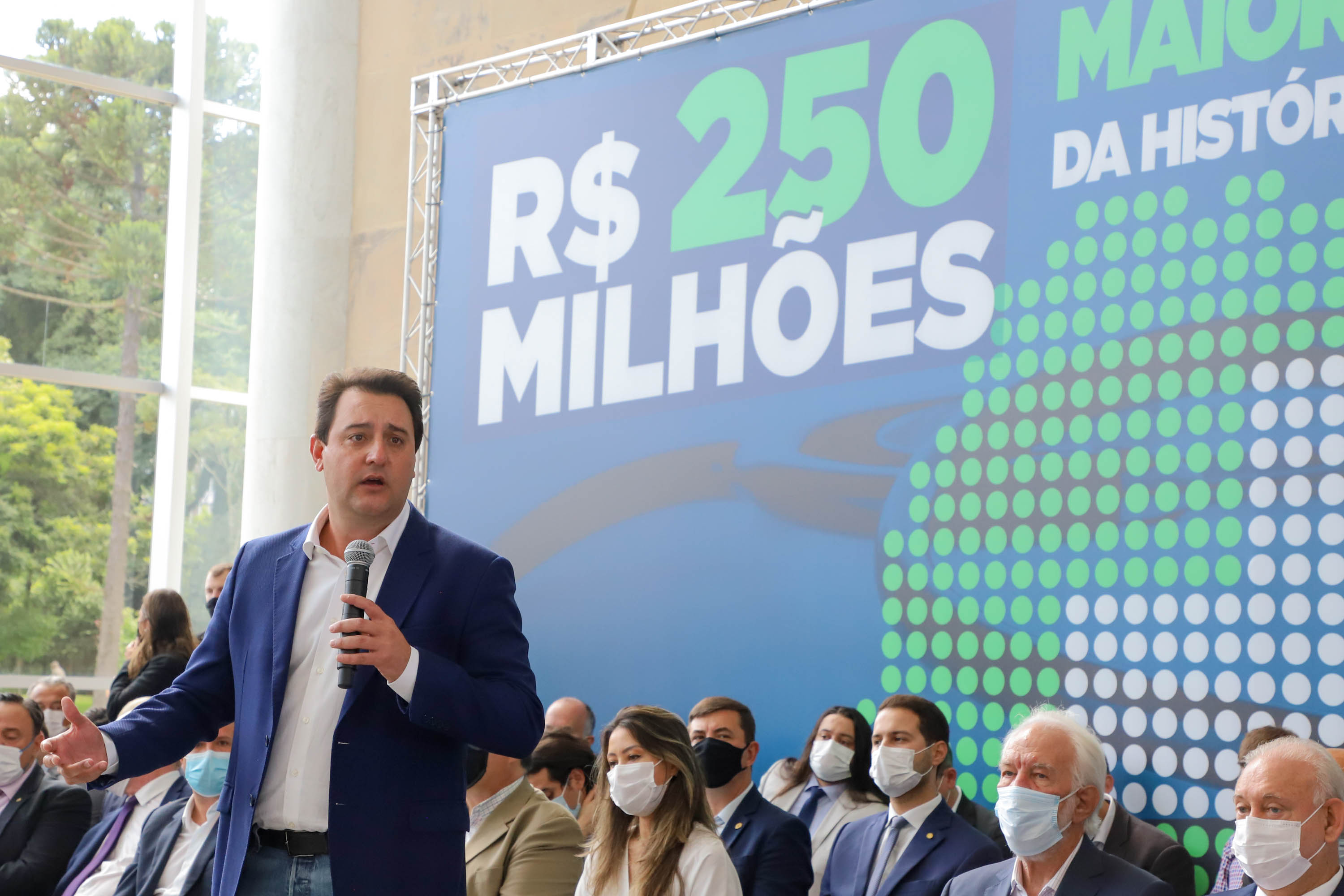 Investimento recorde na Saúde prevê mais de 300 obras e entrega de 744 veículos para municípios do Paraná
